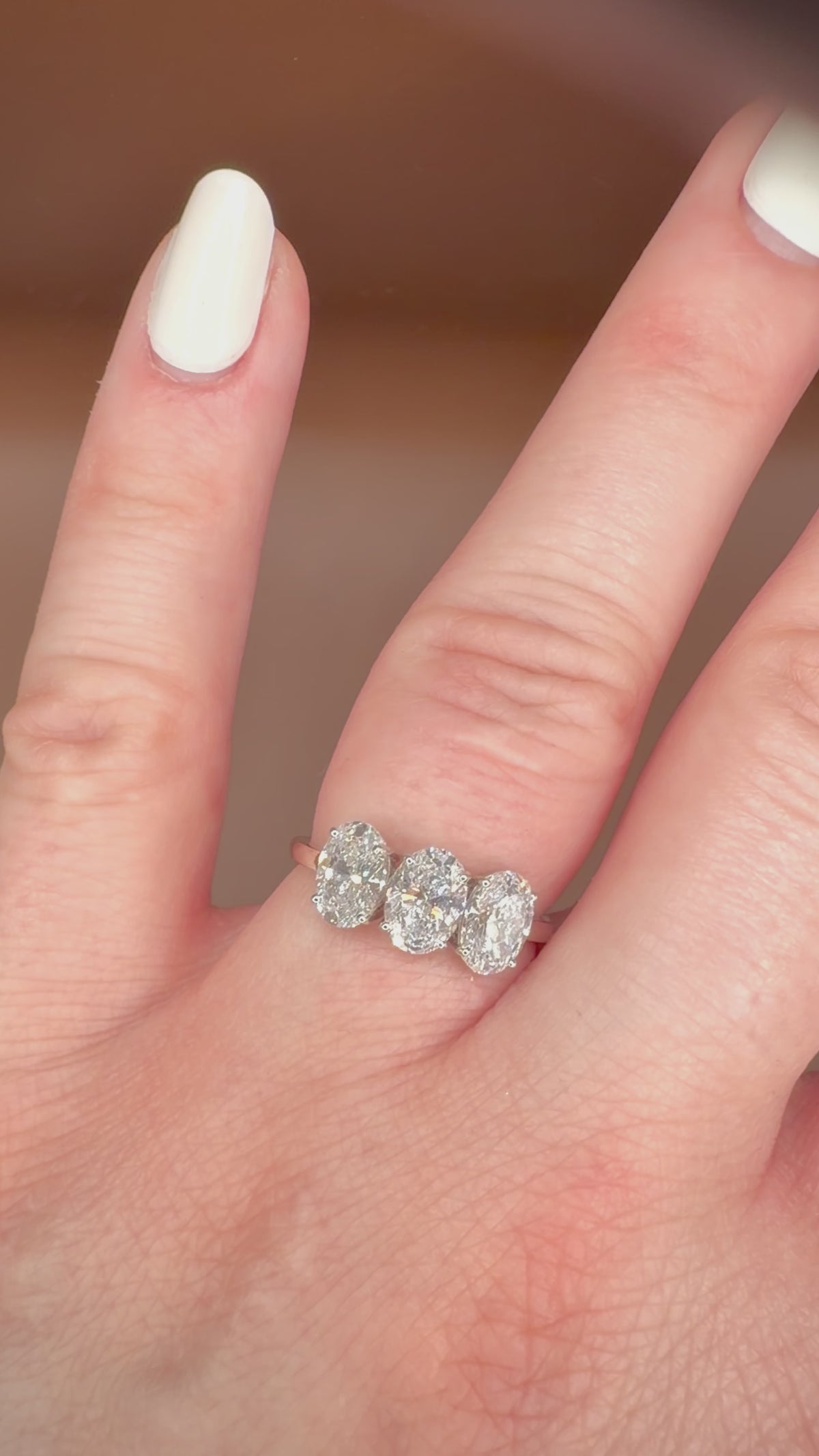 14K valkokultainen ovaali trilogy-timanttisormus 2,24 ct sormessa videolla