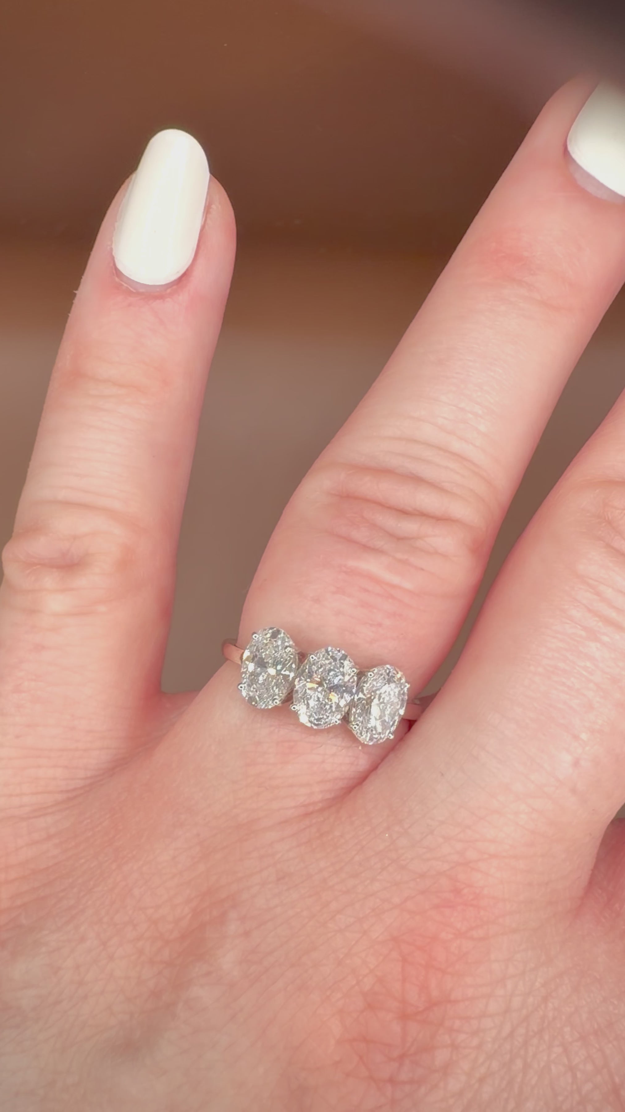 14K valkokultainen ovaali trilogy-timanttisormus 2,24 ct sormessa videolla