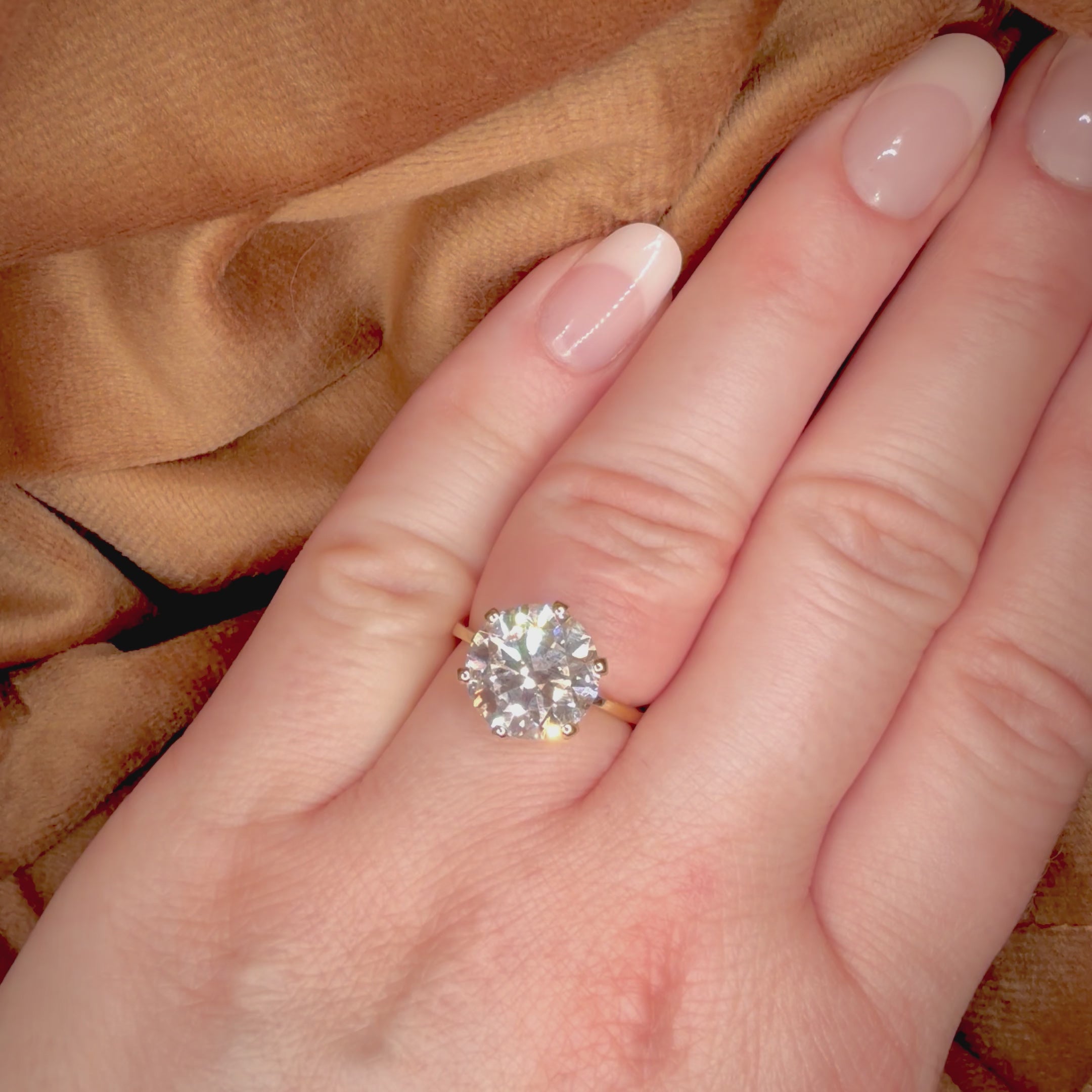 5,07 ct solitaire-timanttisormus – F VVS2 Ideal – 14K keltakulta – IGI videolla sormessa
