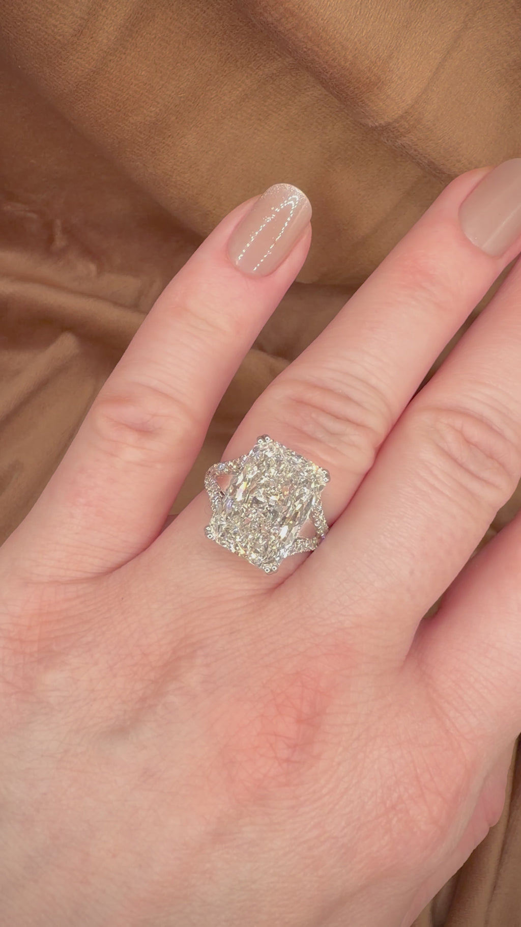 11,02 ct radiant-hiottu laboratoriotimanttisormus 18K valkokullasta videolla sormessa