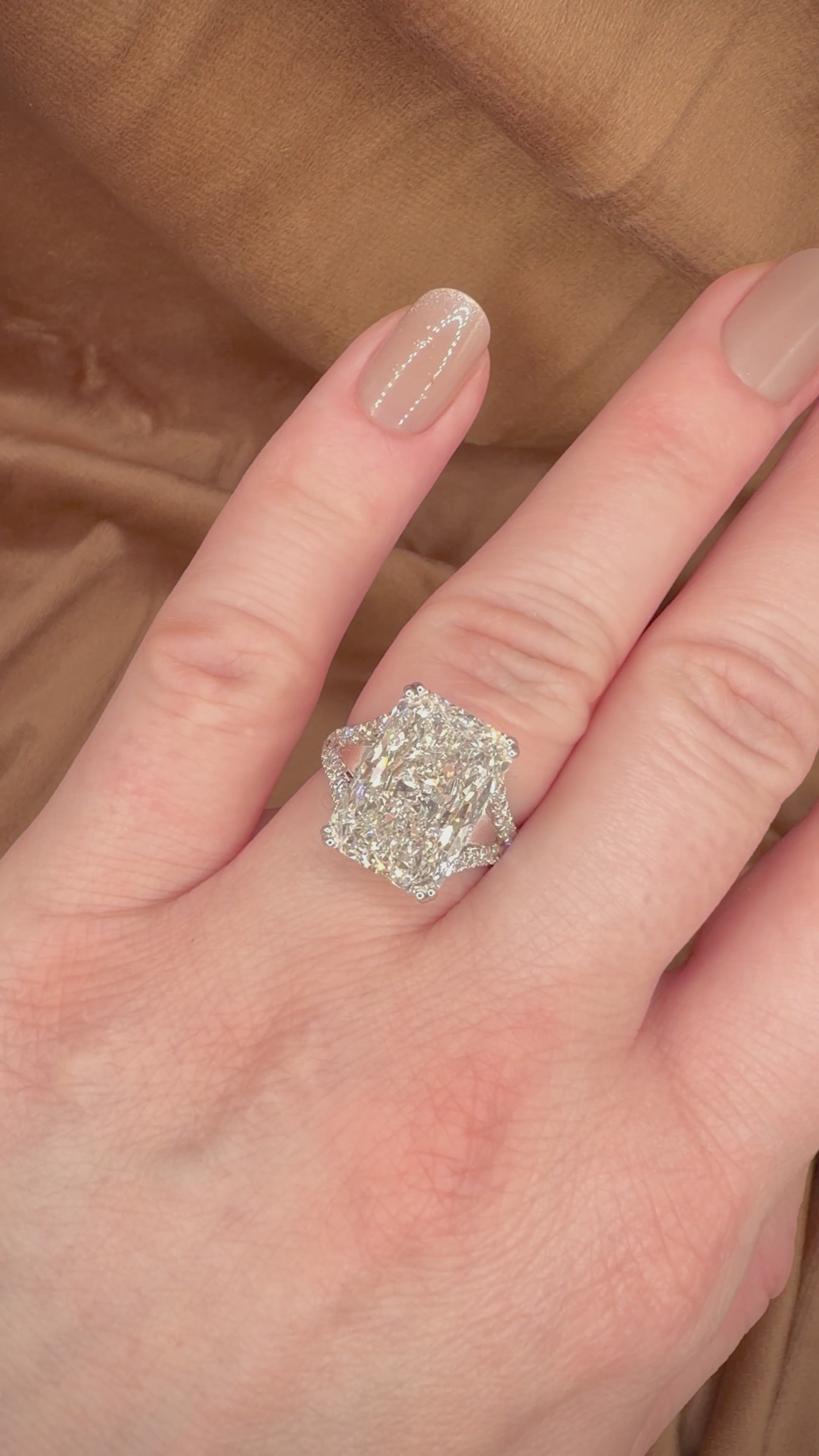 11,02 ct radiant-hiottu laboratoriotimanttisormus 18K valkokullasta videolla sormessa