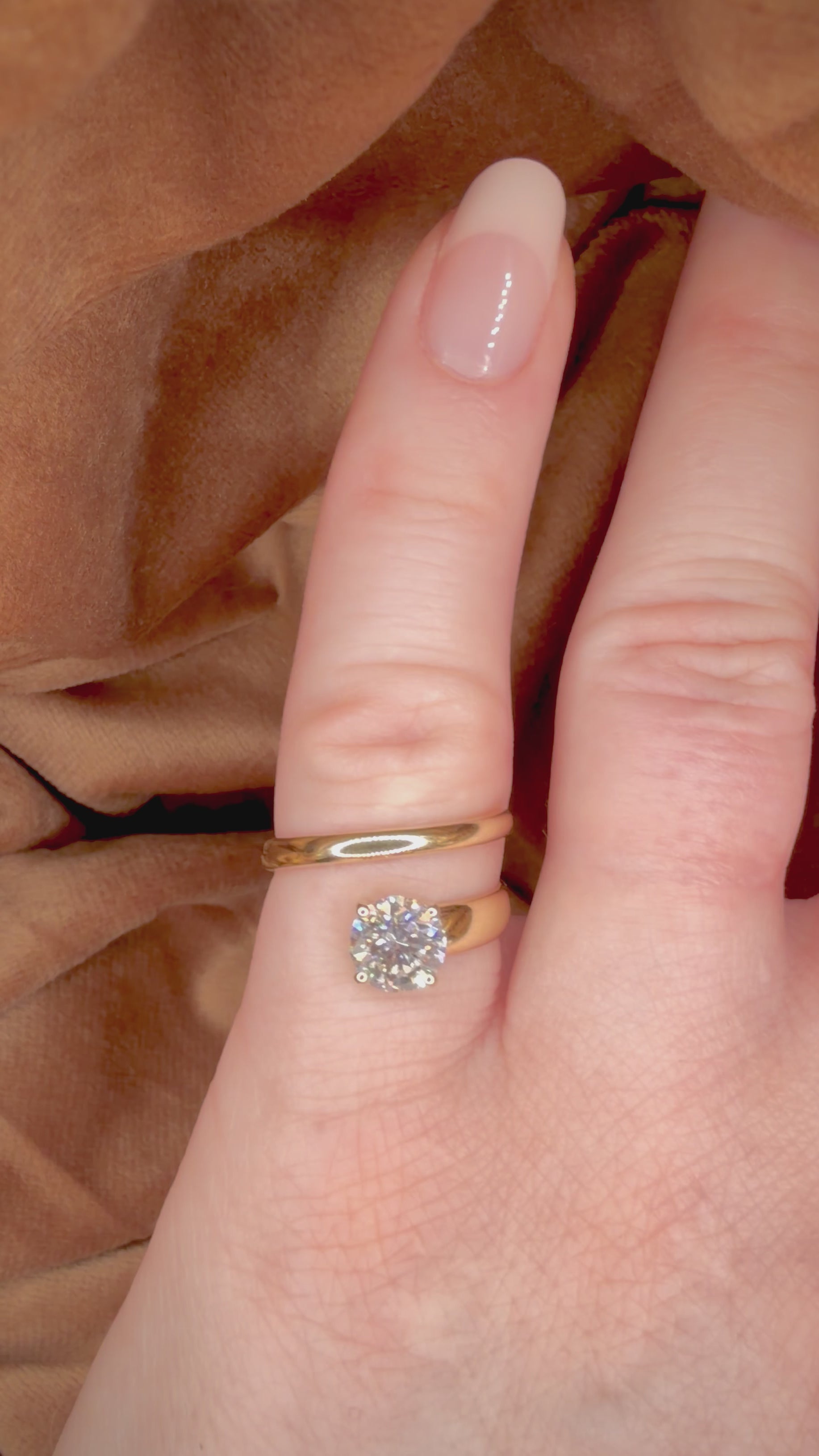 1,00 ct timanttisormus 14K keltakulta D/VVS2 IGI sormessa videolla