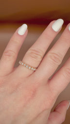 1,71 ct Princess eternity-timanttisormus videolla sormessa