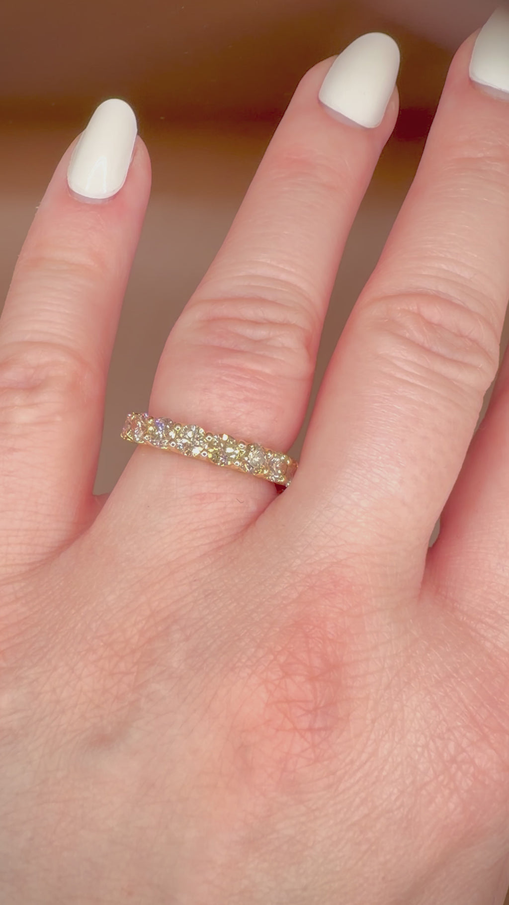 14K kultainen timanttirivisormus 1,99 ct – Light Champagne videolla sormessa