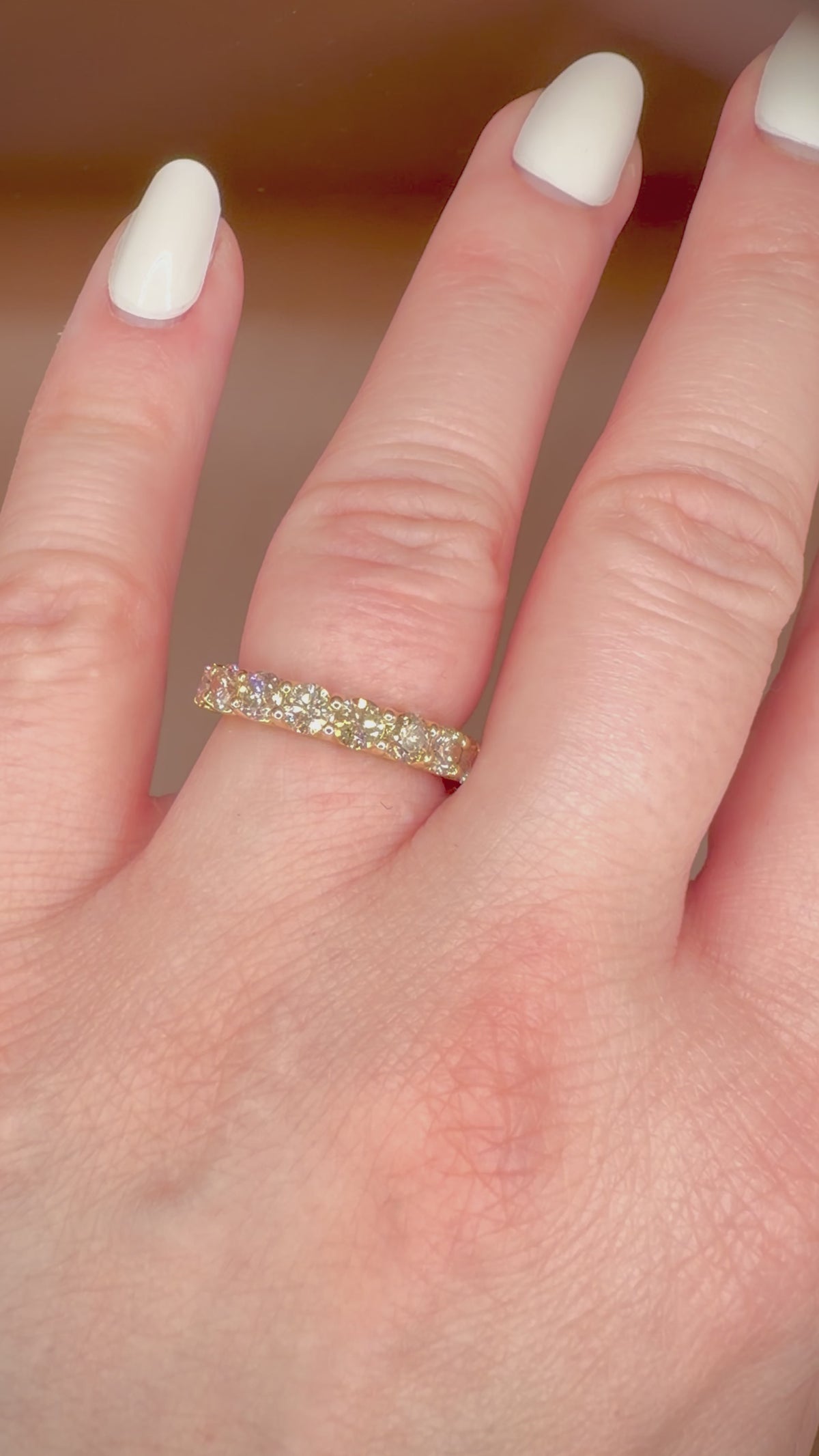 14K kultainen timanttirivisormus 1,99 ct – Light Champagne videolla sormessa
