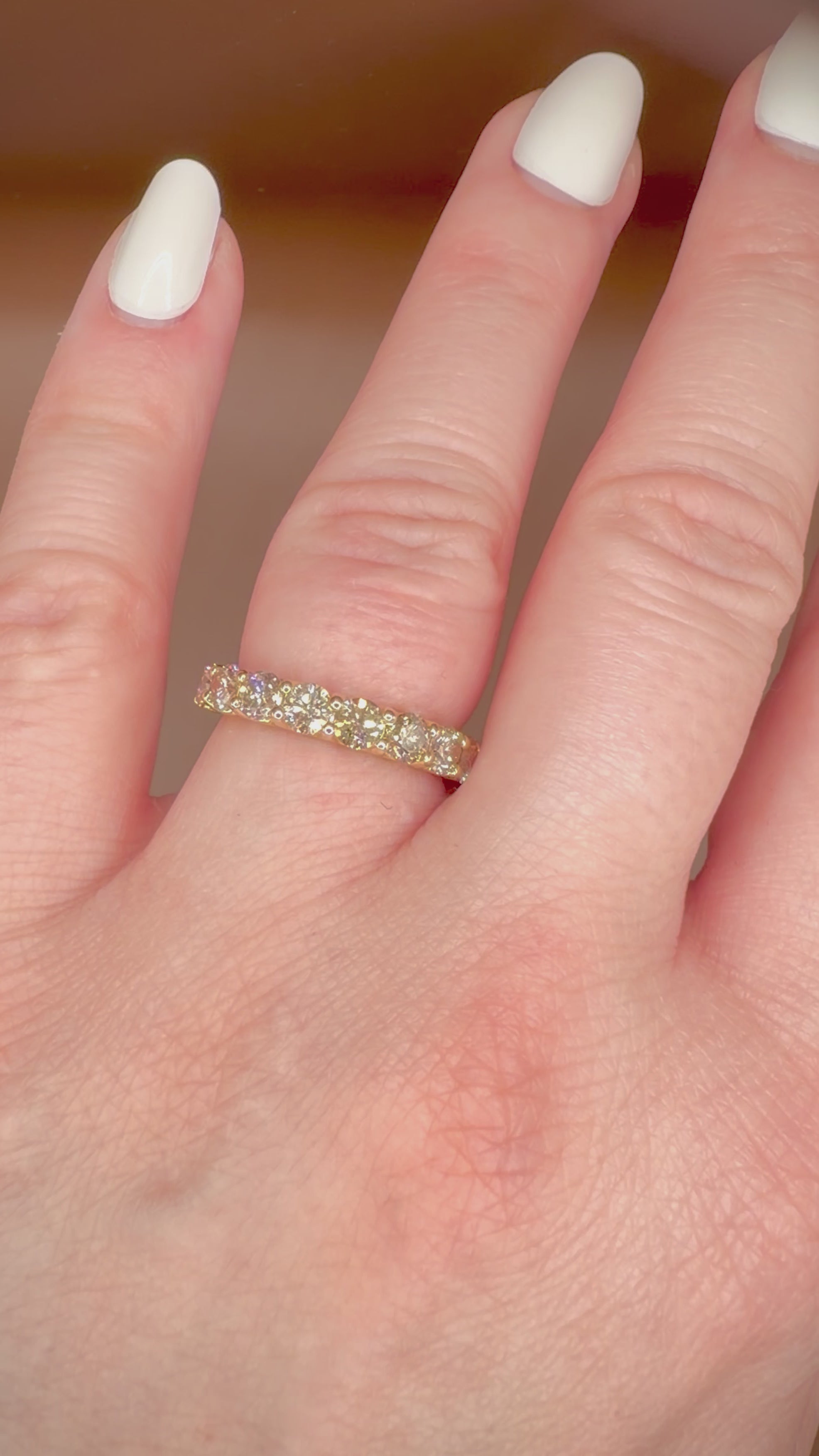 14K kultainen timanttirivisormus 1,99 ct – Light Champagne videolla sormessa