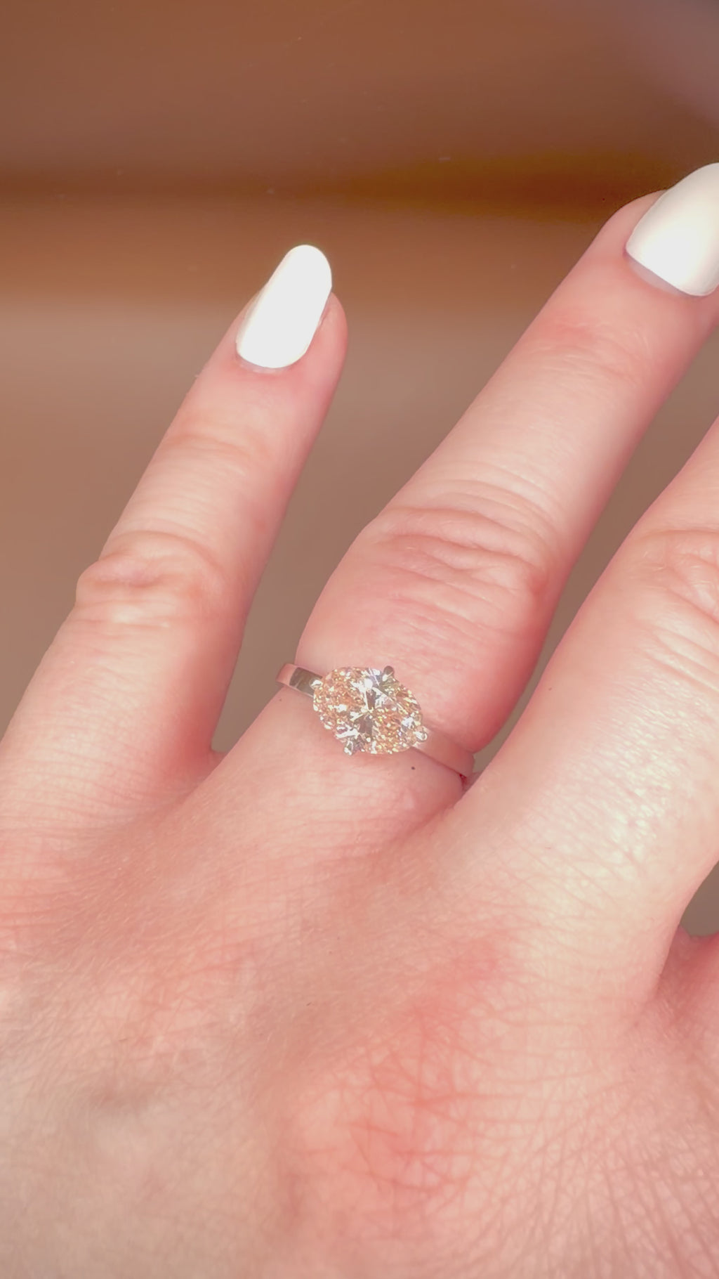 1,50 ct Light Rosé -timanttisormus 14K valkokultaa sormessa videolla