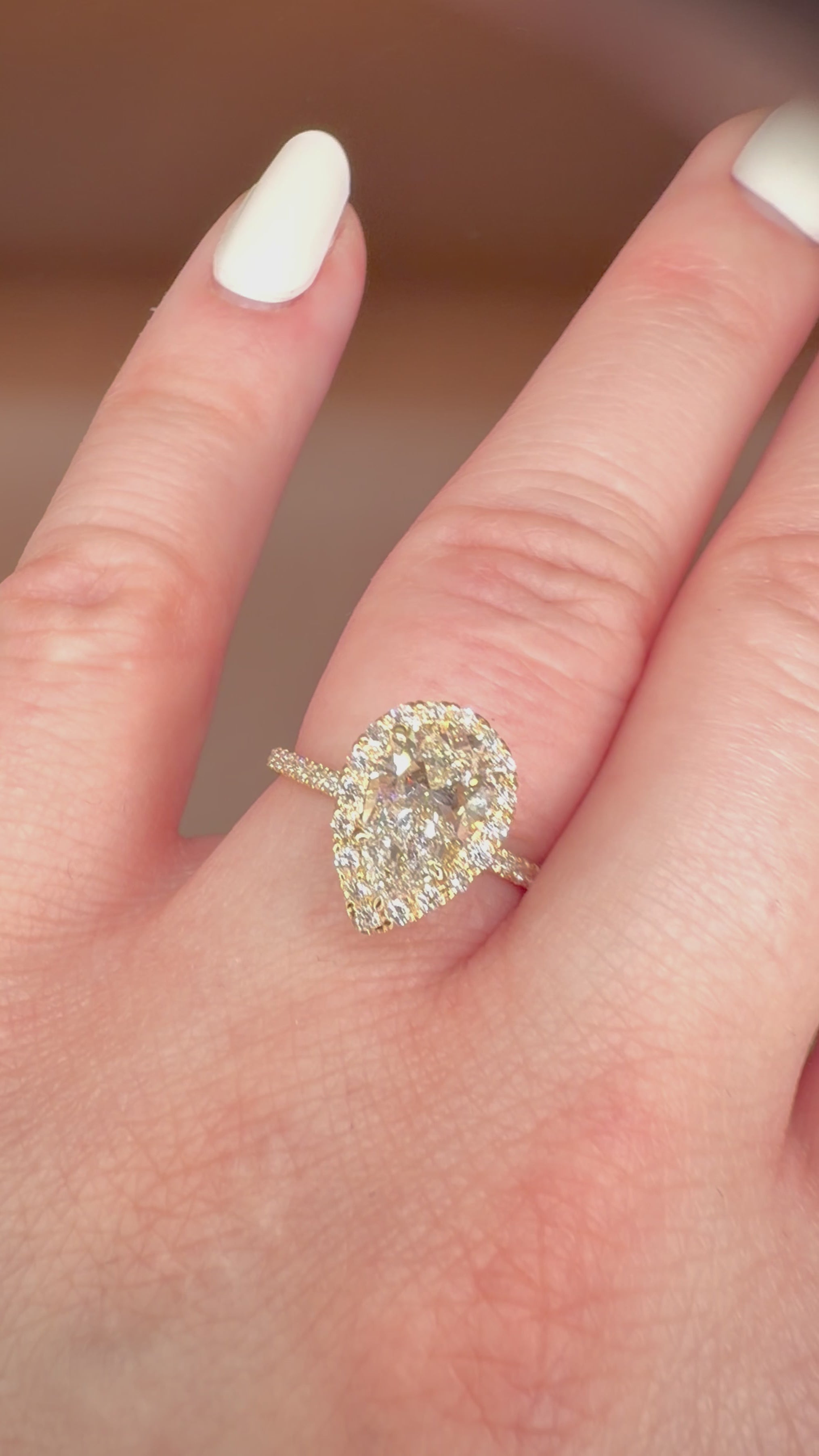 2,60 ct Pear Halo -timanttisormus – Hidden Halo – 14K keltakulta – IGI videolla sormessa