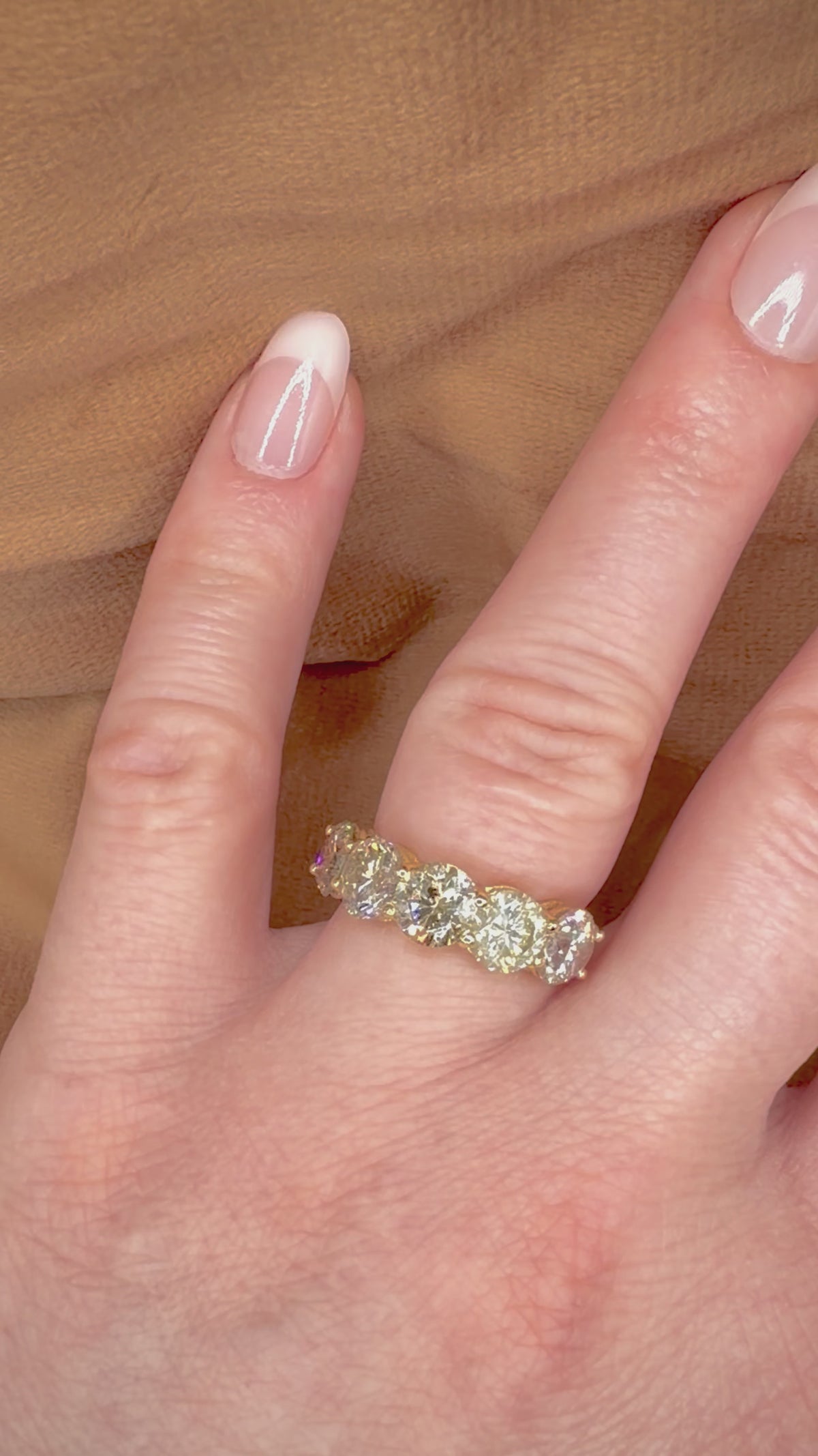 5,29 ct timanttisormus, 5-stone warm Champagne rivimalli videolla sormessa