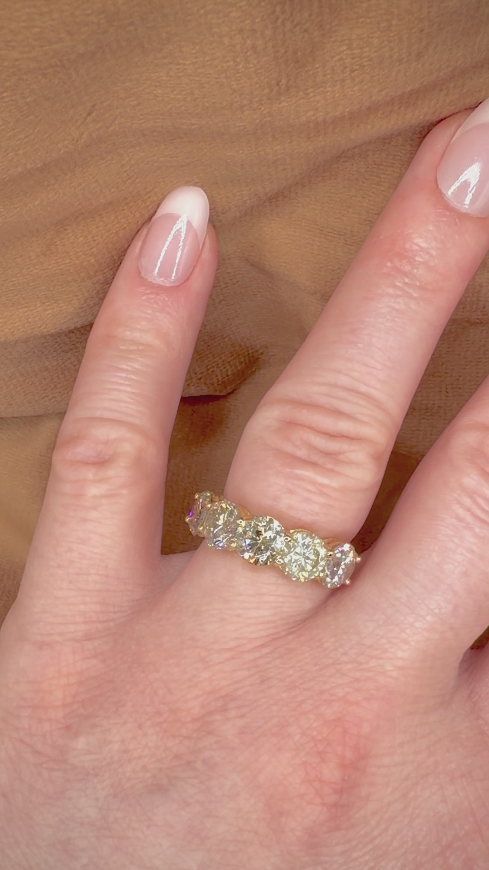 5,29 ct timanttisormus, 5-stone warm Champagne rivimalli videolla sormessa