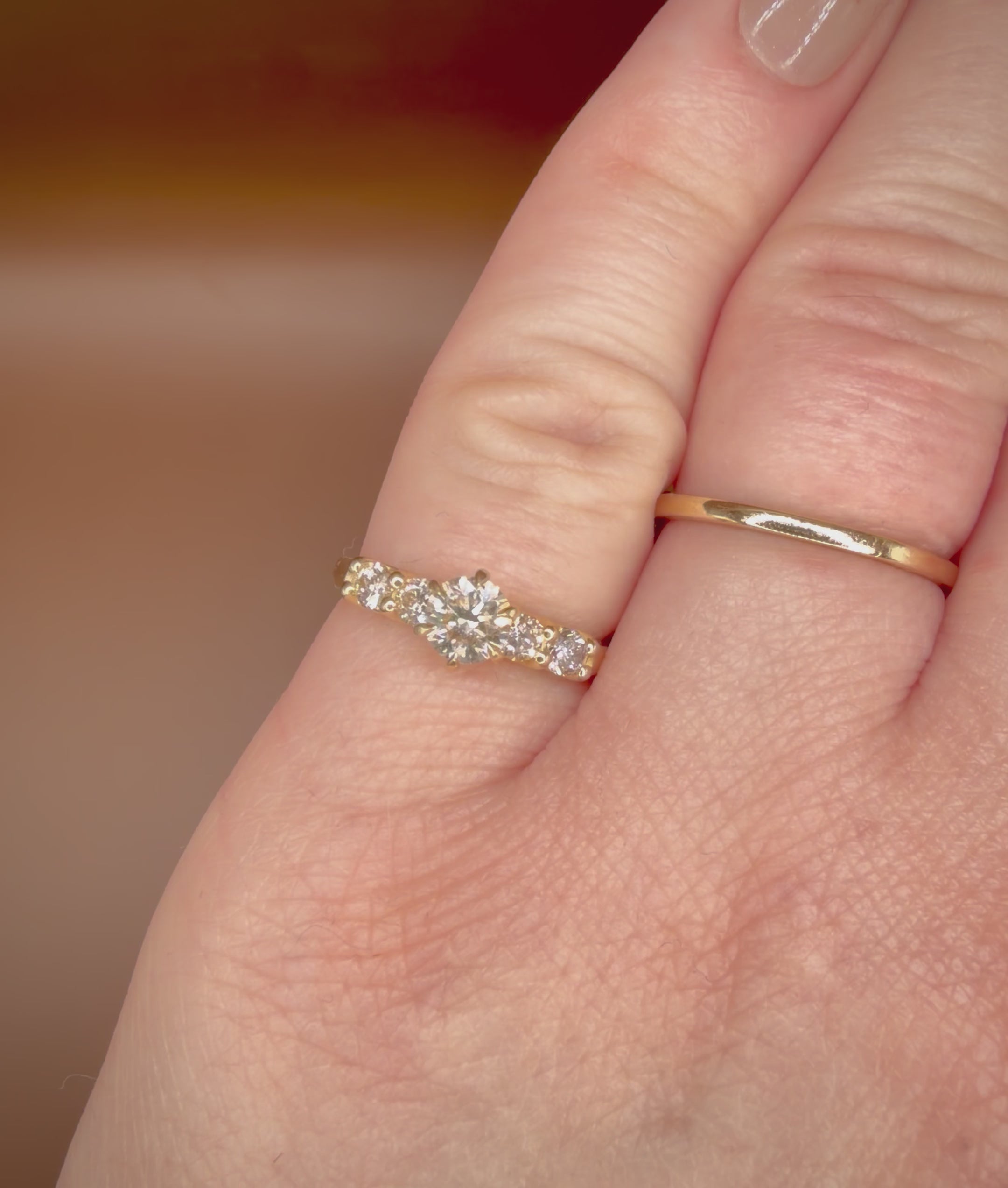 0,85 ct viisikivinen luonnontimanttisormus – 14K keltakulta – IGI sormessa videolla