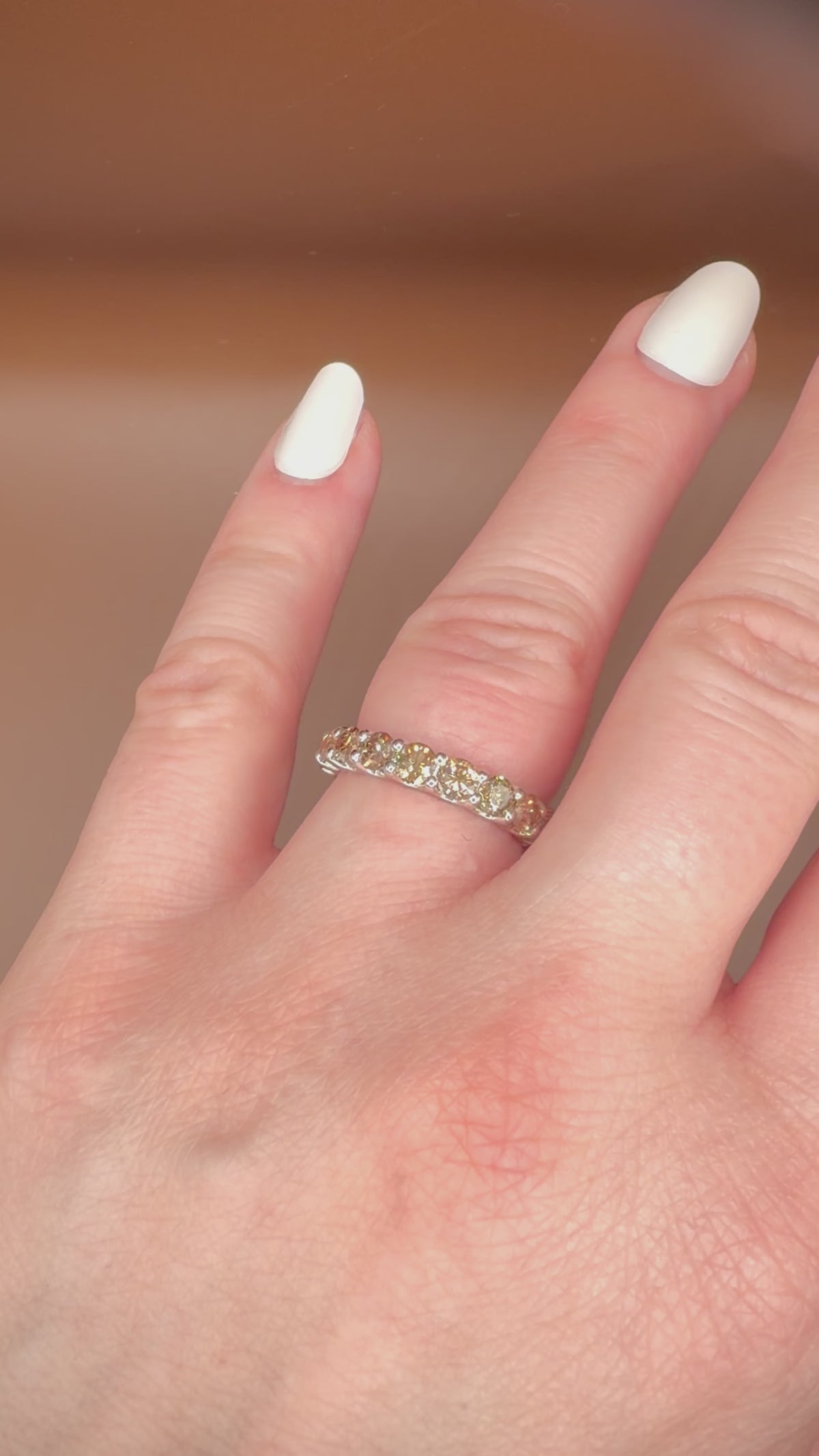 14K valkokultainen konjakkitimanttirivisormus 1,66 ct videolla sormessa