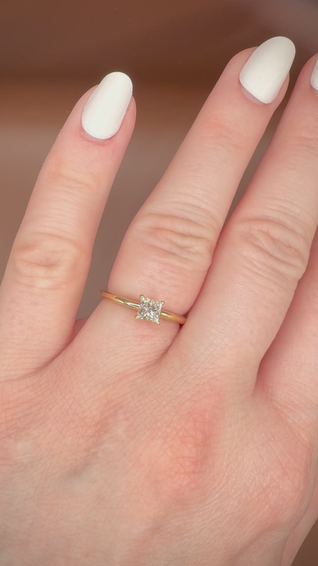 IGI-sertifioitu 0,46 ct Princess-luonnontimanttisormus – 14K Keltakulta videolla sormessa