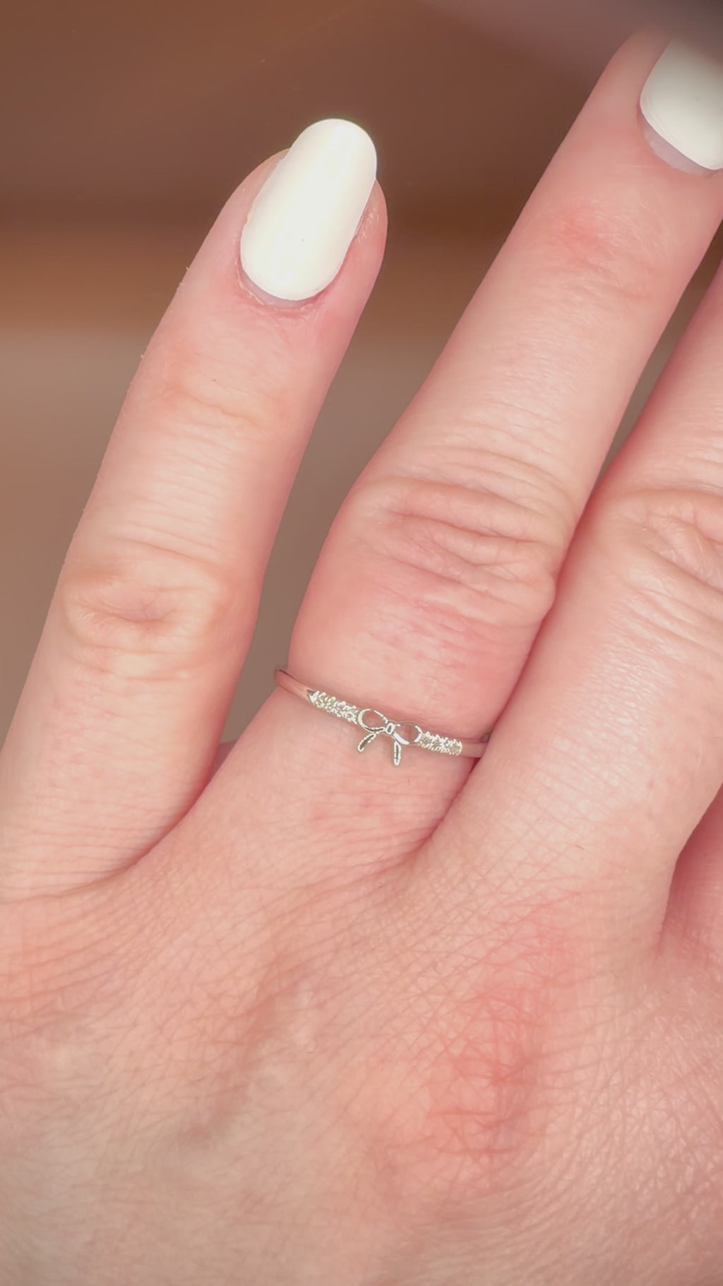 14K rusetti timanttisormus 0,02 ct | Luonnontimantit | Valkokulta videolla sormessa