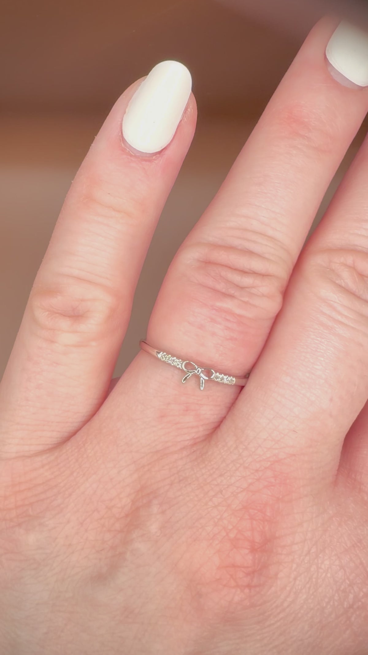 14K rusetti timanttisormus 0,02 ct | Luonnontimantit | Valkokulta videolla sormessa