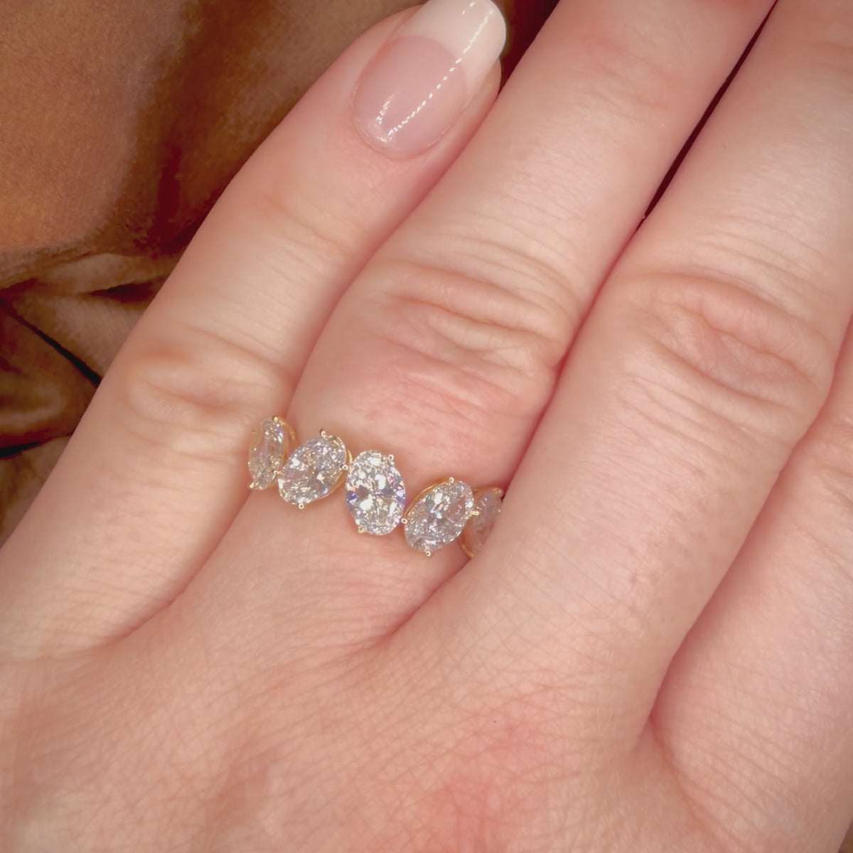 2,47 ct viisikivinen ovaalitimanttisormus – D–E/VVS – 14K keltakulta – HRD sormessa videolla