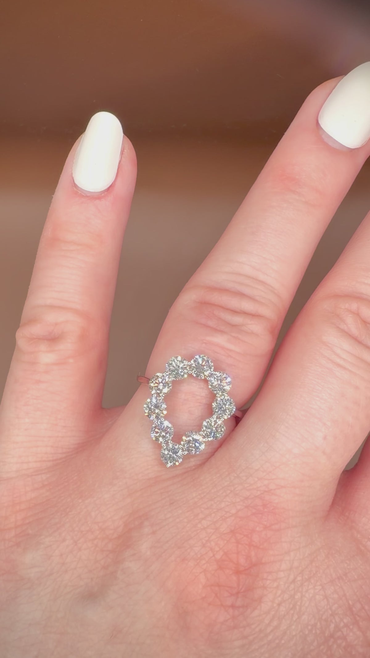 2,08 ct Open Halo -timanttisormus – 14K Valkokulta | HRD Antwerp Jewellery Report videolla sormessa