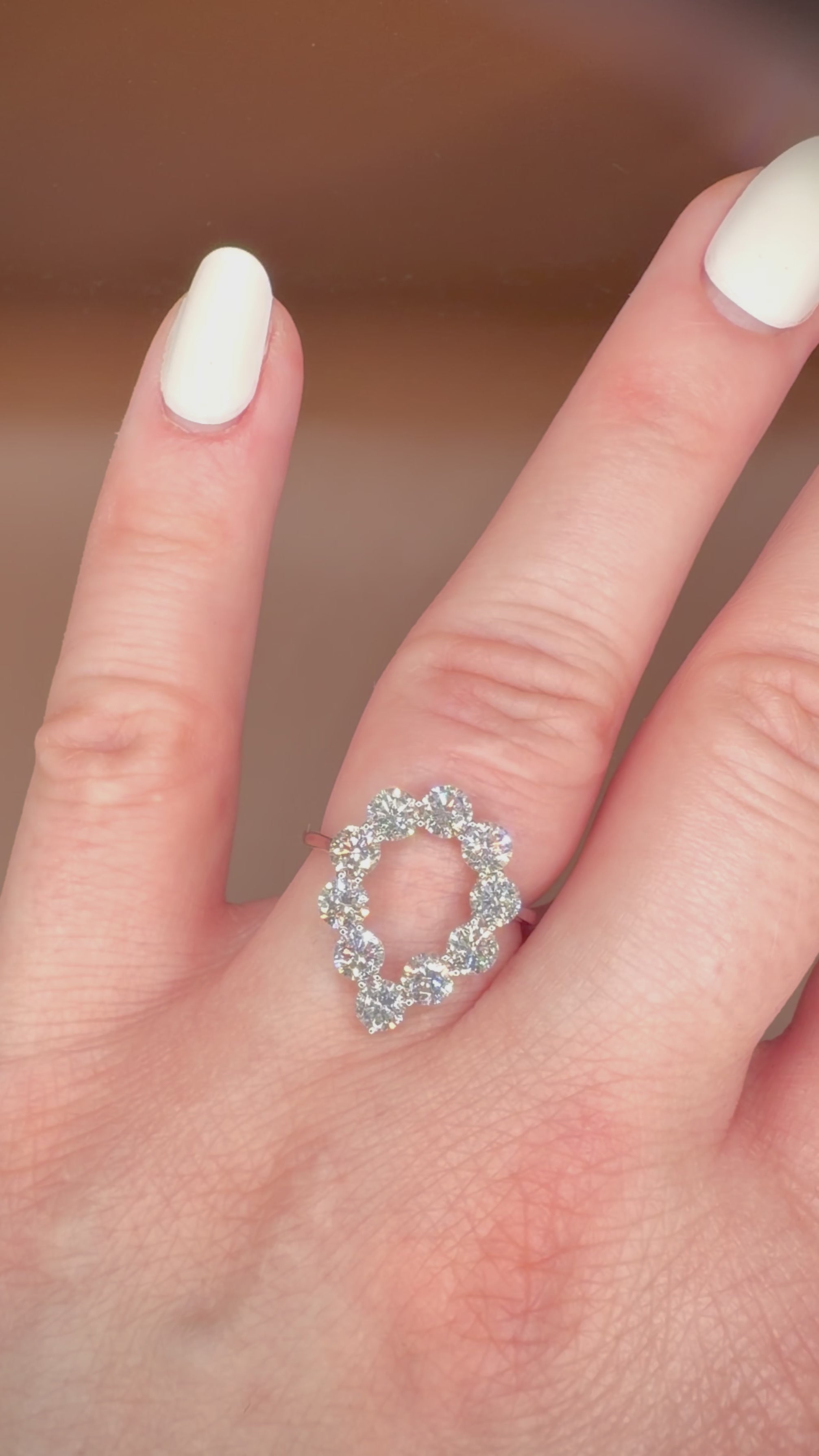 2,08 ct Open Halo -timanttisormus – 14K Valkokulta | HRD Antwerp Jewellery Report videolla sormessa