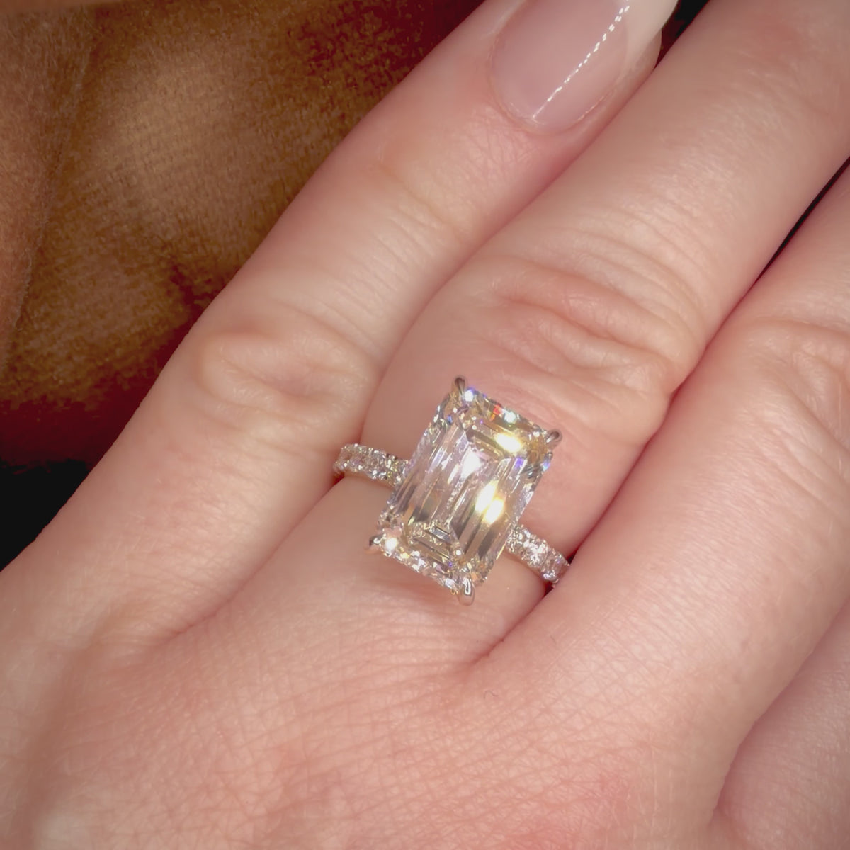 6,01 ct Emerald Cut -timanttisormus, E/VS1, 18K keltakulta, IGI videolla sormessa