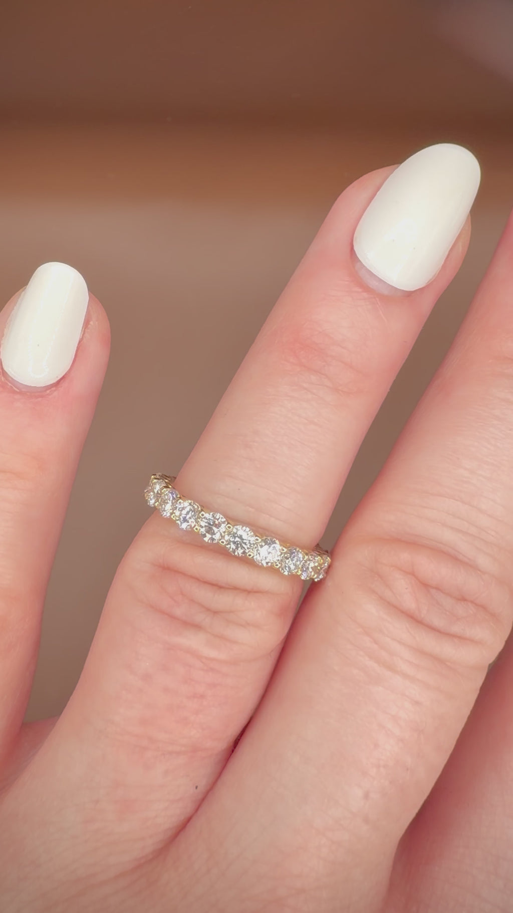 14K kultainen eternity-timanttisormus 2,18 ct videolla sormessa