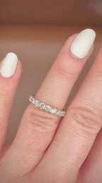 14K kultainen eternity-timanttisormus 2,18 ct videolla sormessa