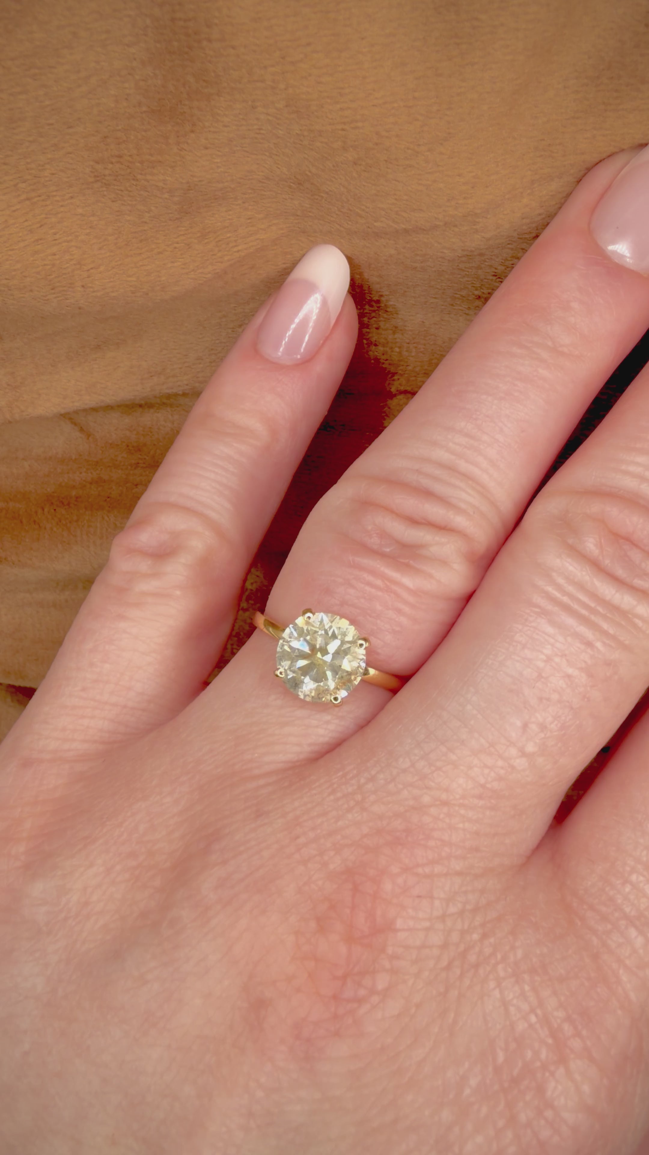 Luonnontimanttisormus noin 2,51 ct – Solitaire – 18K keltakulta sormessa videolla