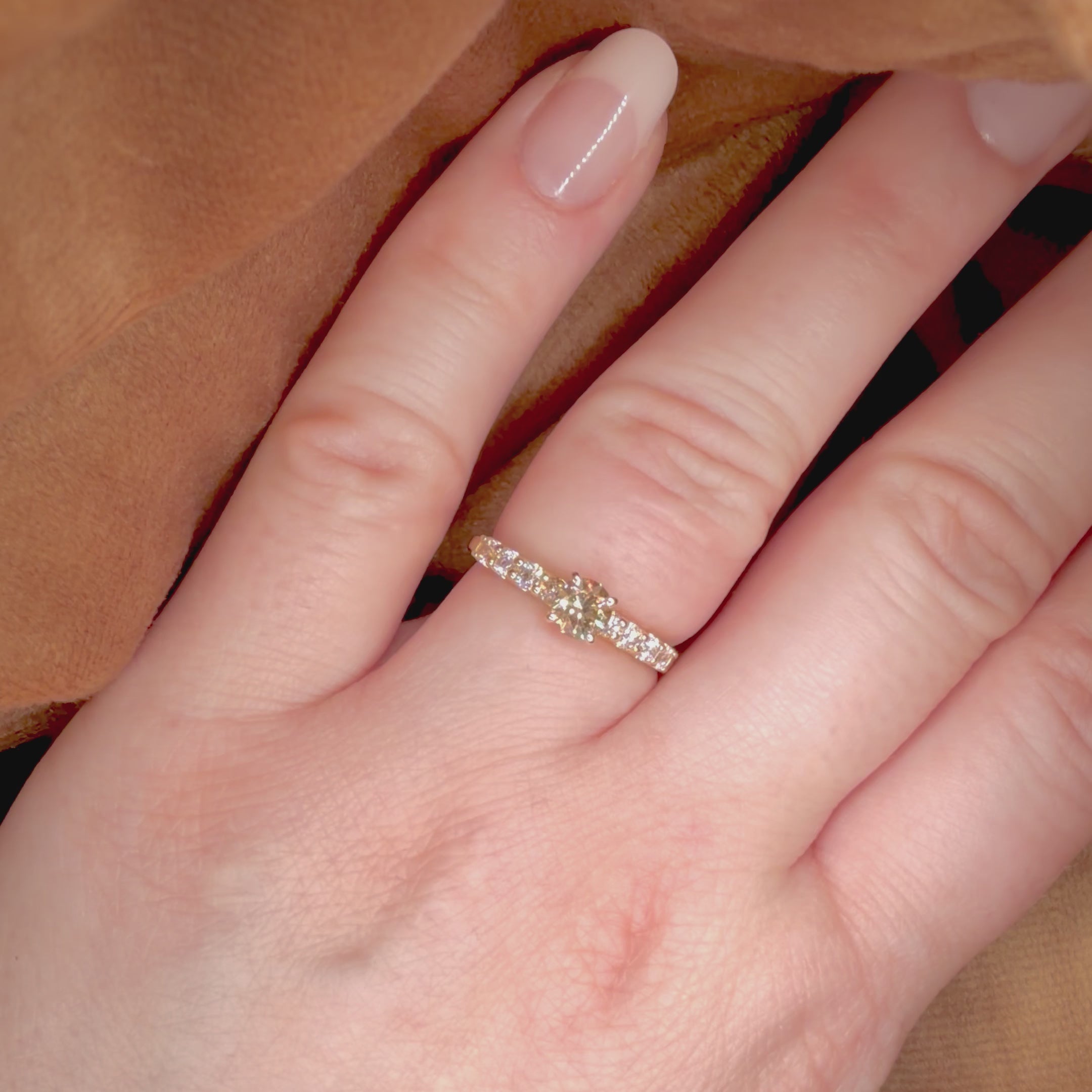 Shamppanjatimanttisormus 0,87 ct – 14K keltakulta – IGI sormessa videolla