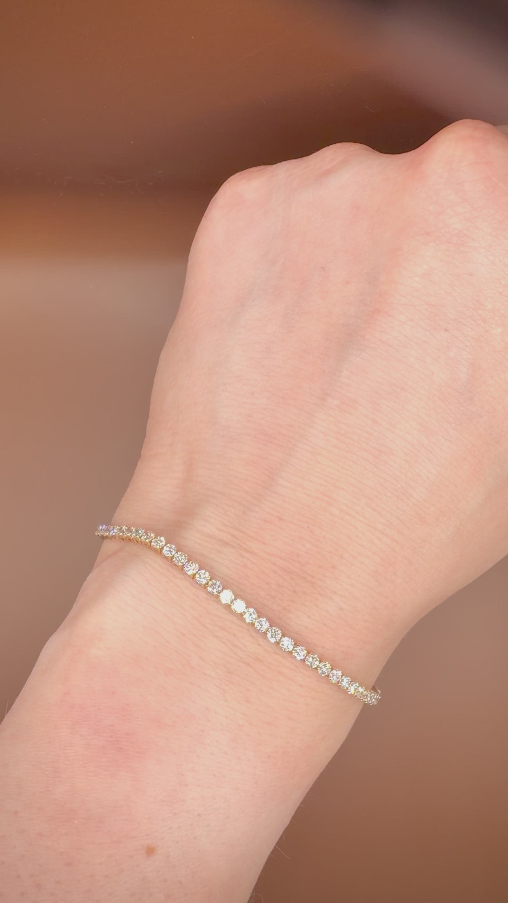 14k timantti tennisrannekoru 3,30 ct – IGI – D–E VVS videolla ranteessa