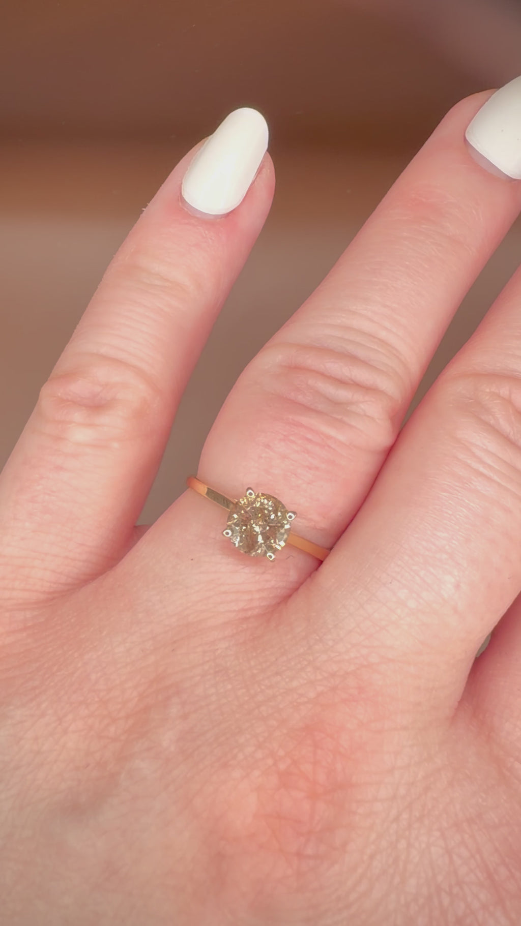 1,05 ct luonnontimanttisormus Fancy Deep Yellow Brown 14K keltakulta sormessa videolla