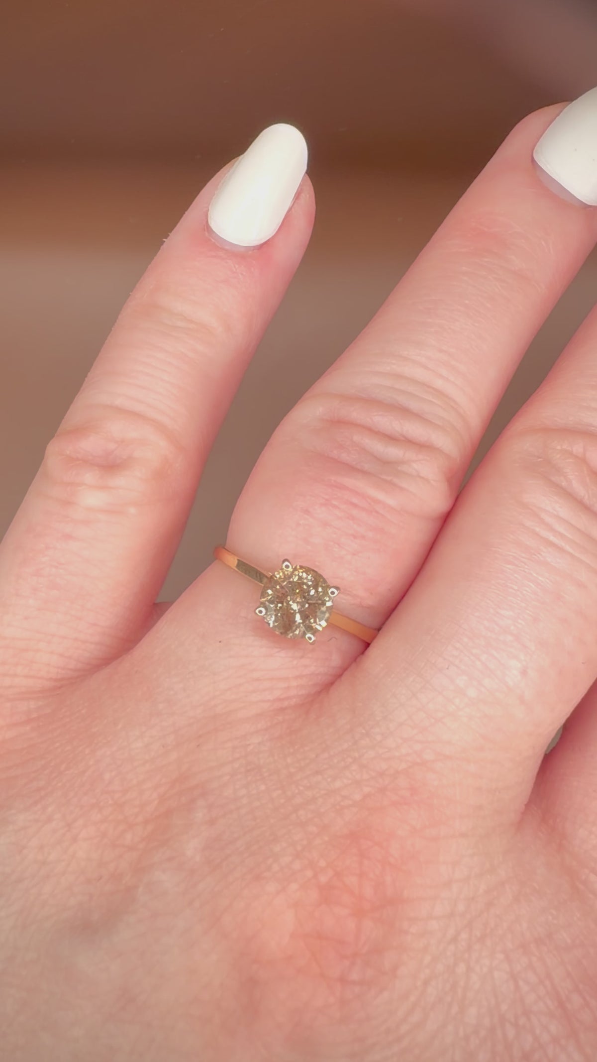 1,05 ct luonnontimanttisormus Fancy Deep Yellow Brown 14K keltakulta sormessa videolla
