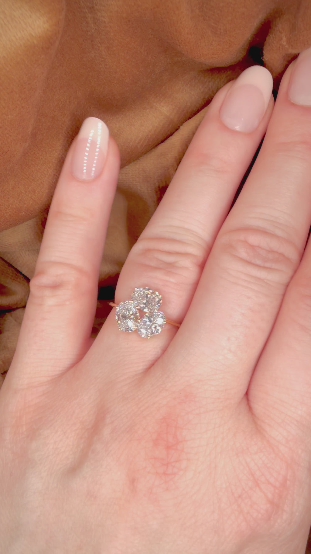 2,23 ct kolmen ovaalin cluster-timanttisormus 14K keltakulta | HRD sormessa videolla