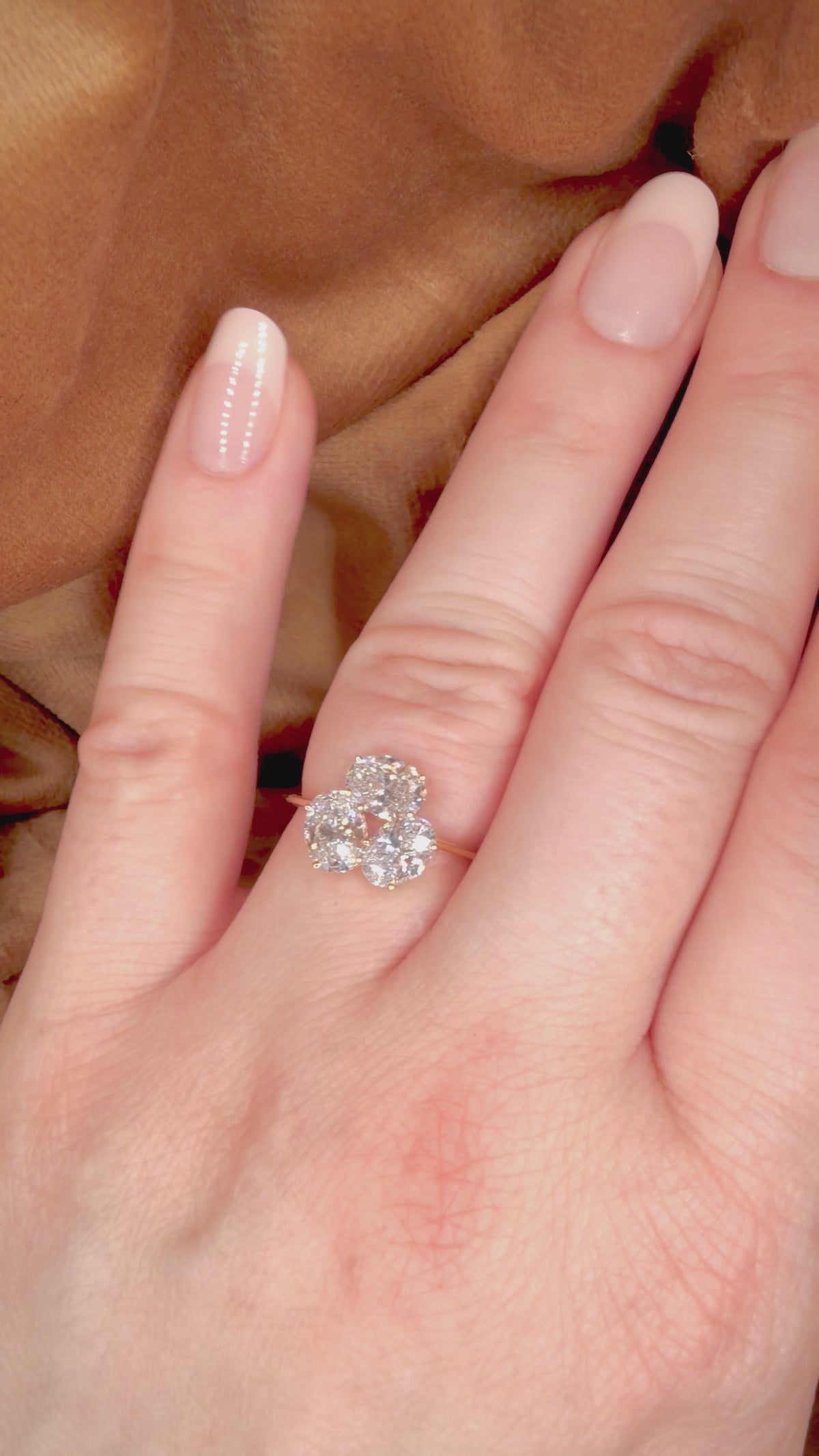 2,23 ct kolmen ovaalin cluster-timanttisormus 14K keltakulta | HRD sormessa videolla