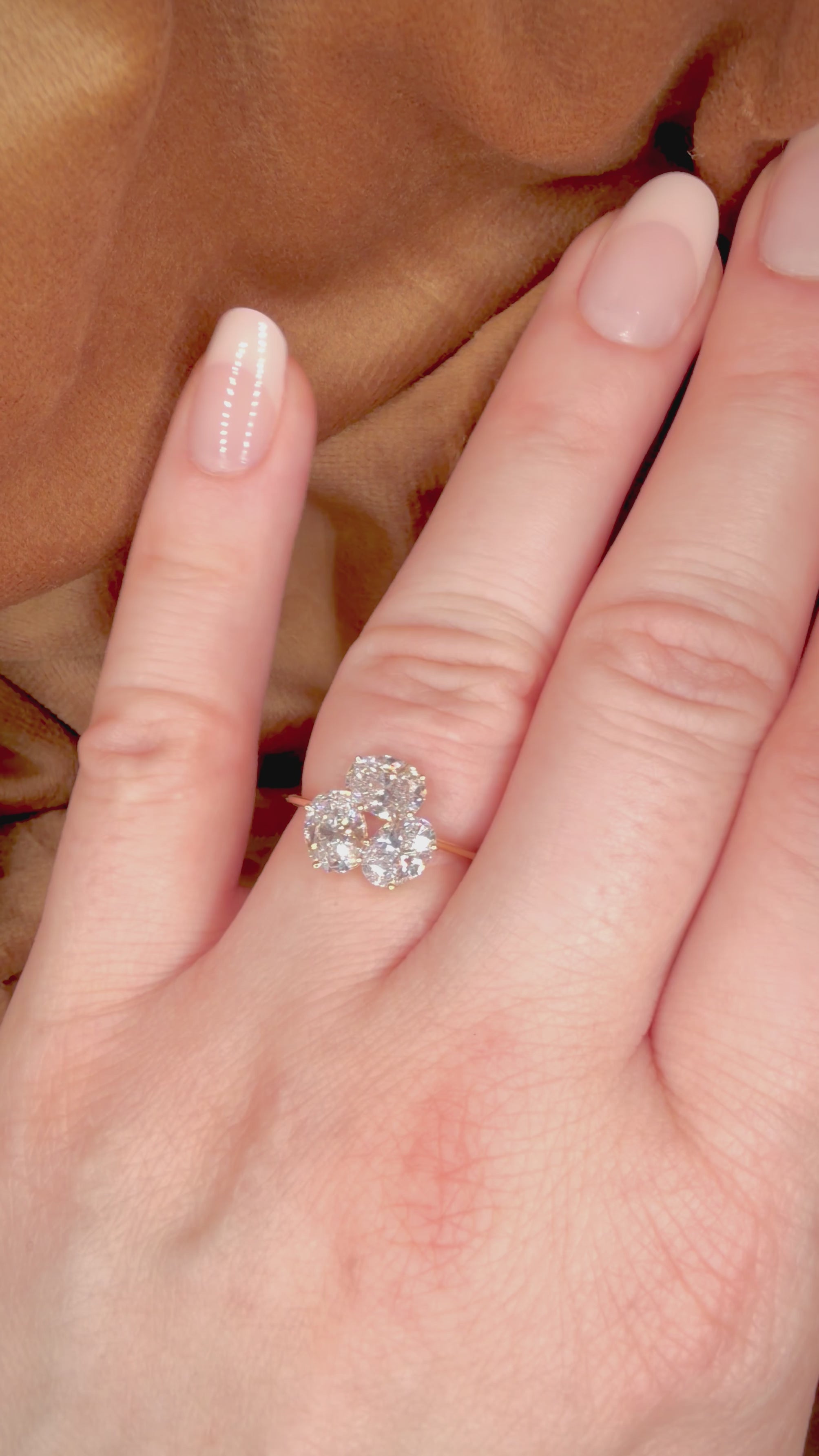 2,23 ct kolmen ovaalin cluster-timanttisormus 14K keltakulta | HRD sormessa videolla