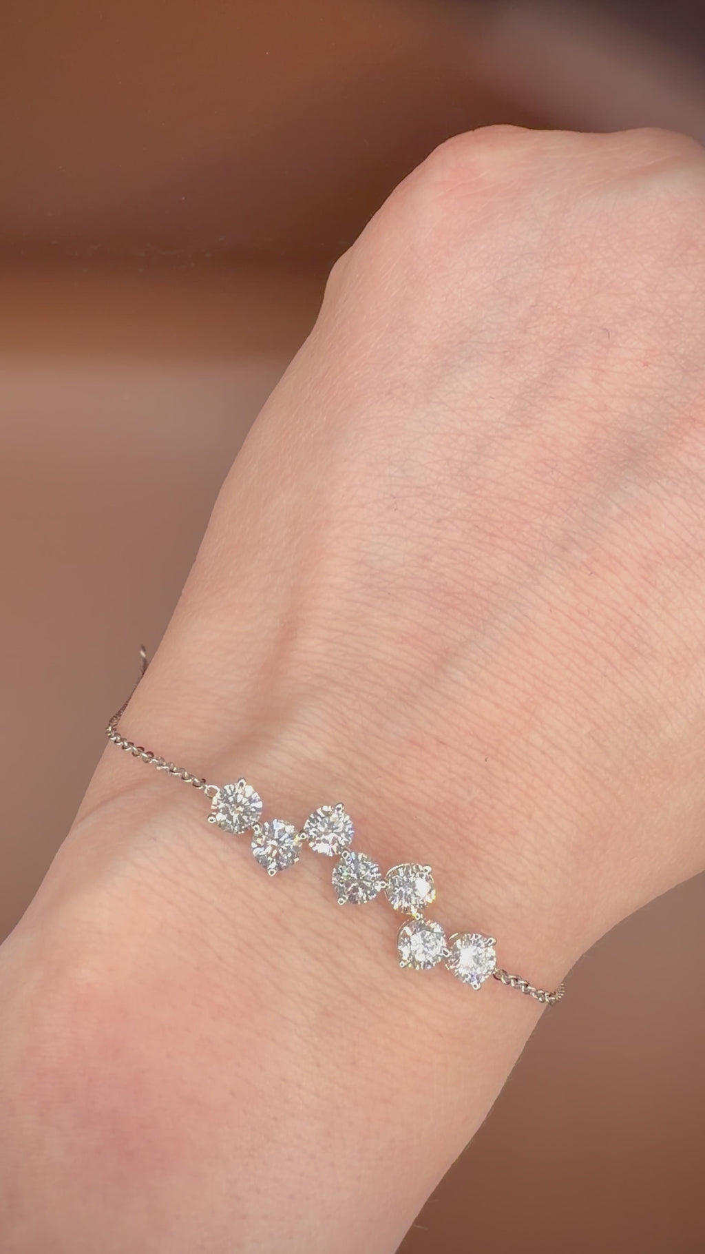 14 kt valkokultainen timanttirannekoru 2,63 ct – HRD ranteessa videolla