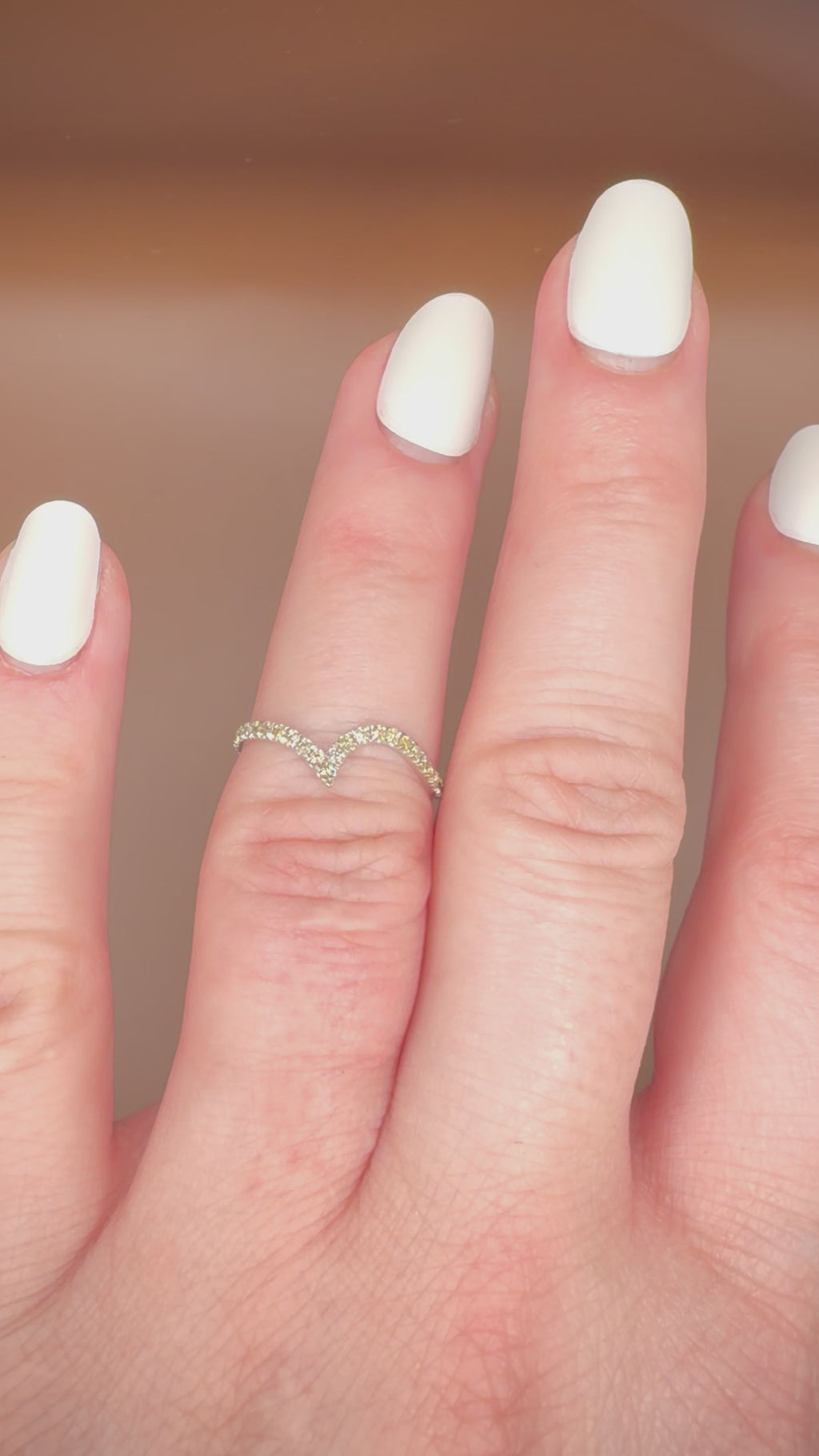 14K Chevron timanttisormus 0,38 ct | Luonnontimantit | Valkokulta videolla sormessa