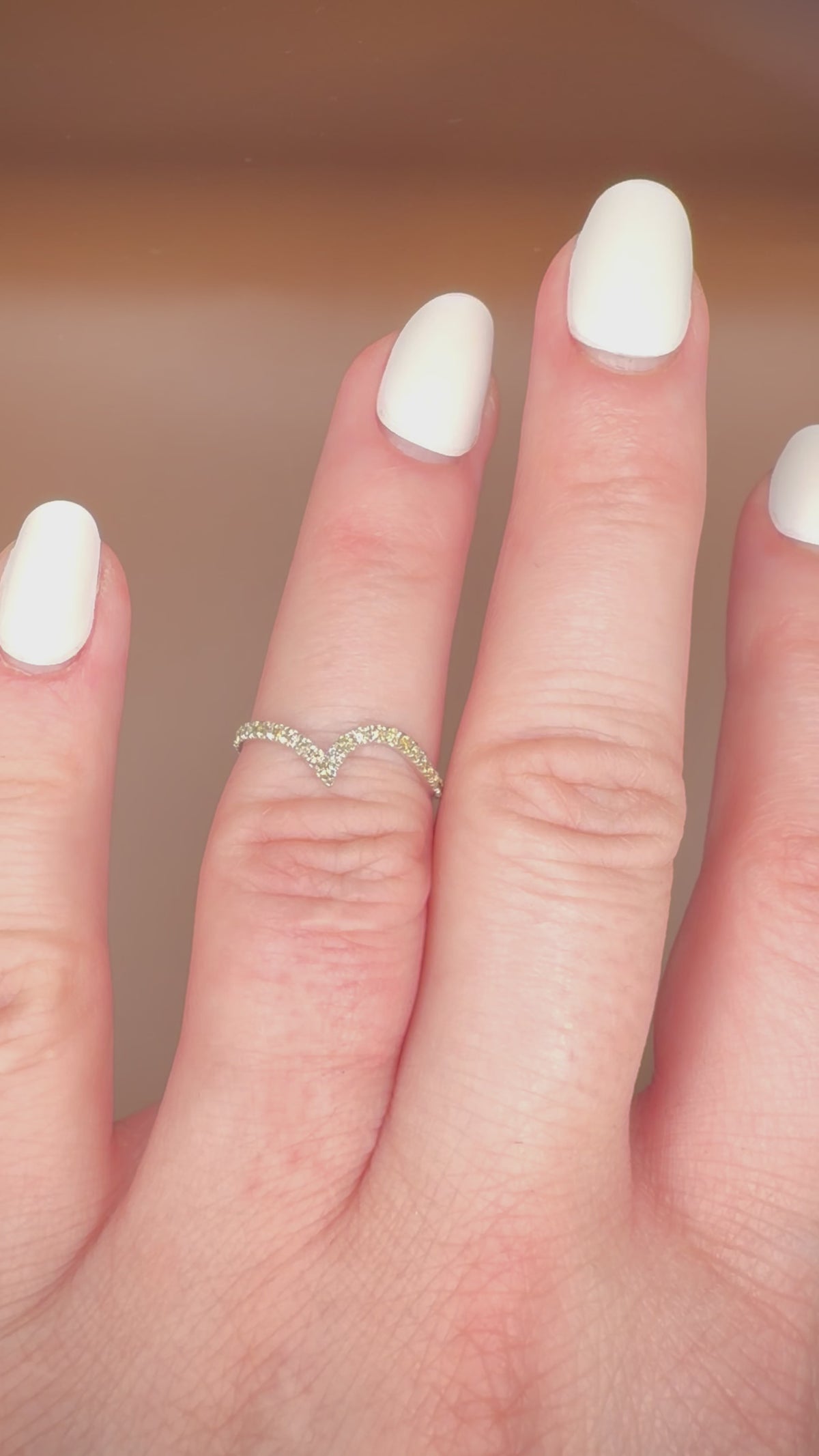 14K Chevron timanttisormus 0,38 ct | Luonnontimantit | Valkokulta videolla sormessa