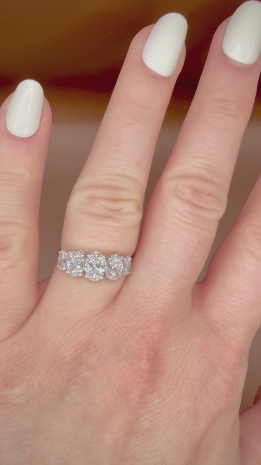 2,17 ct viisikivinen ovaali-timanttisormus videolla sormessa