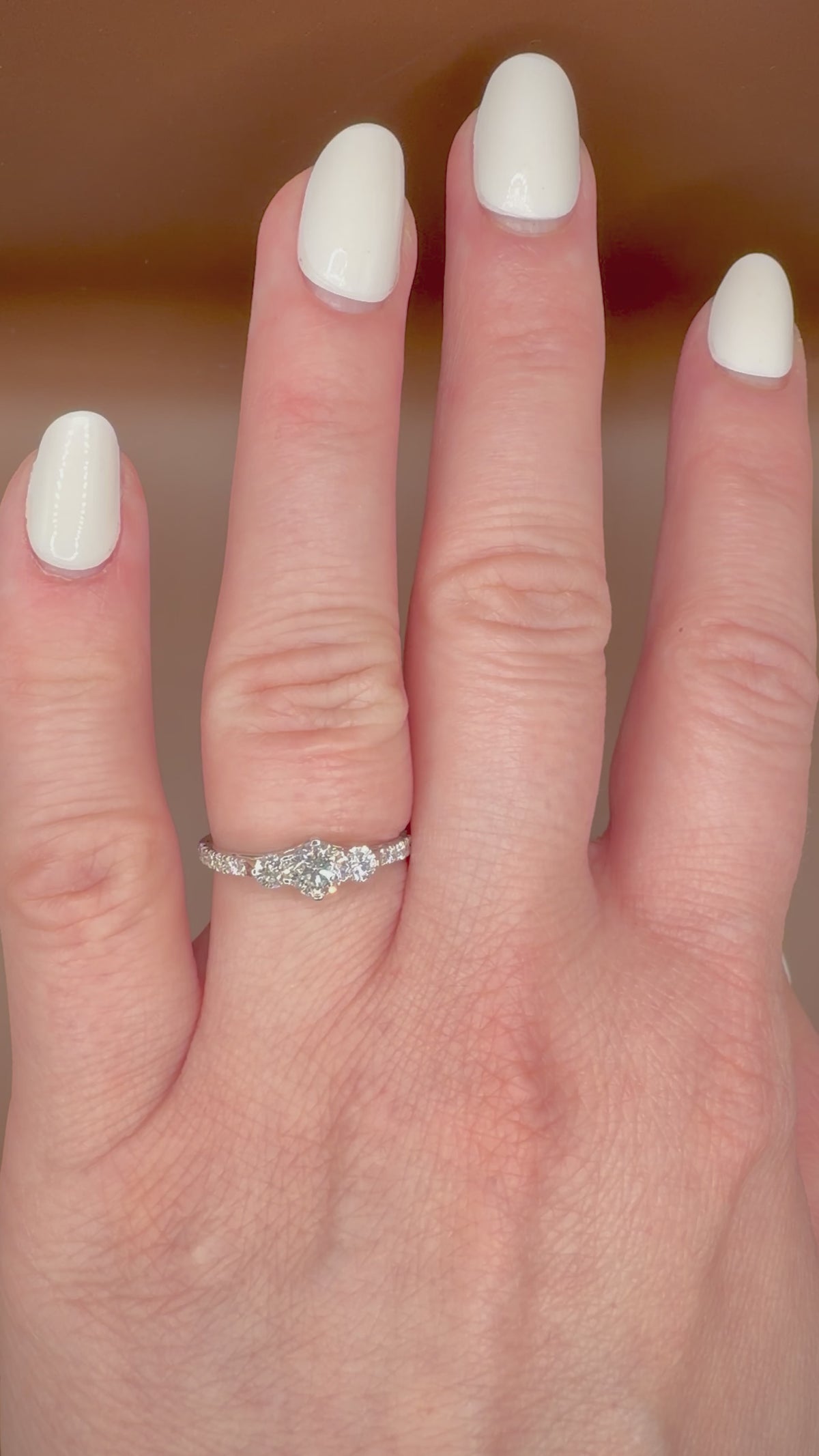 1,00 ct trilogy-timanttisormus sormessa videolla