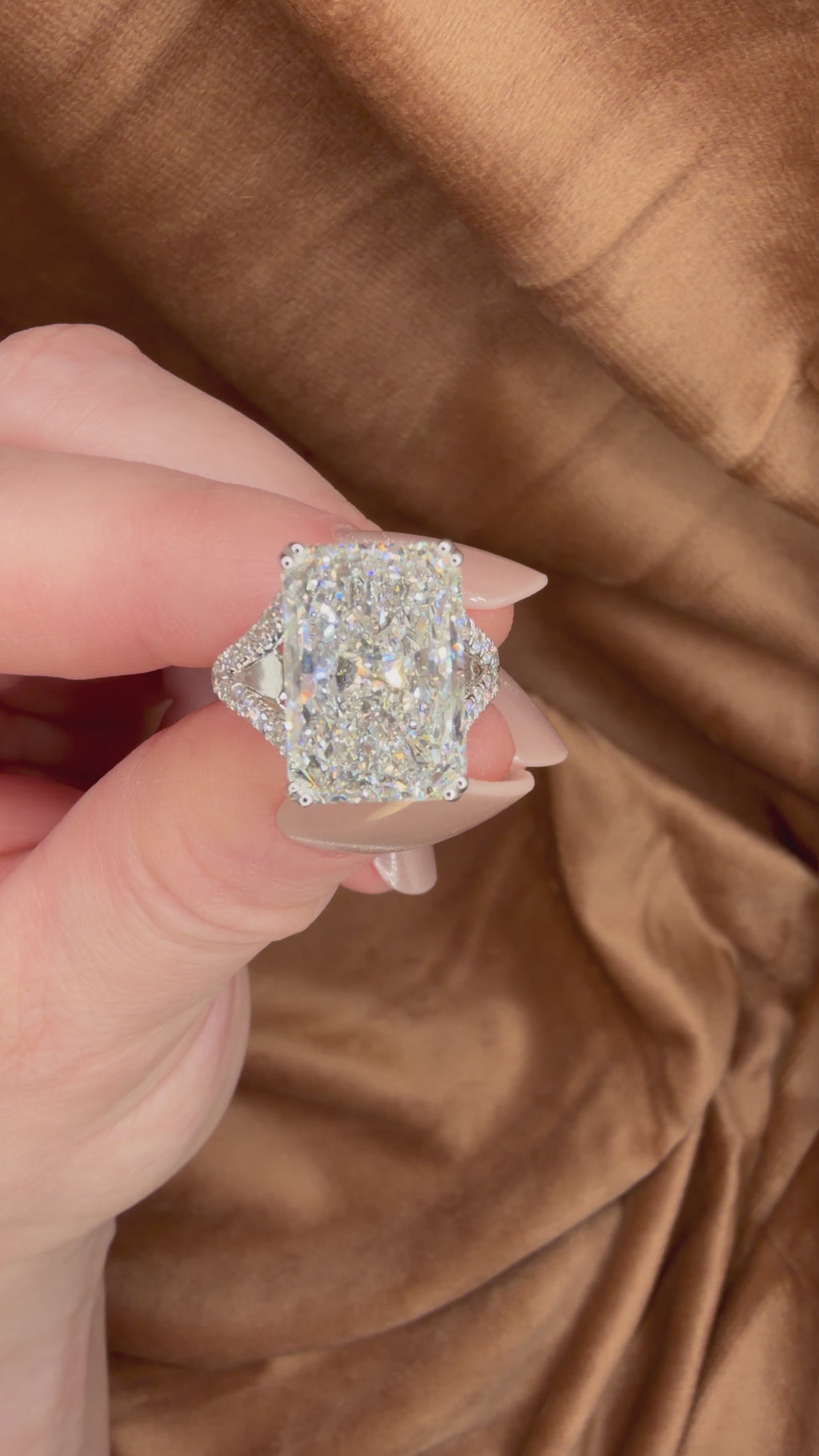 11,02 ct radiant-hiottu laboratoriotimanttisormus 18K valkokullasta videolla ylhäältä