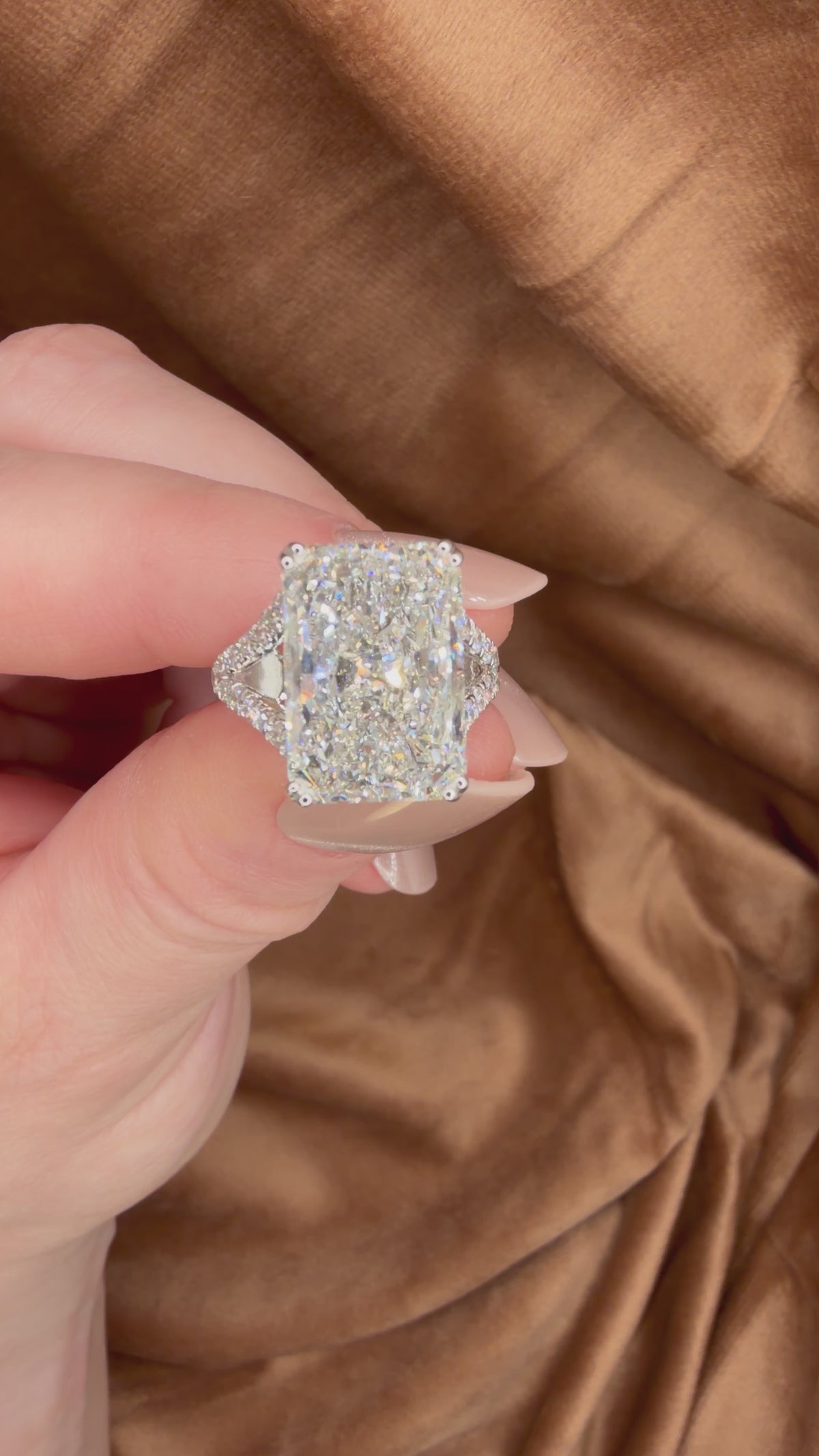 11,02 ct radiant-hiottu laboratoriotimanttisormus 18K valkokullasta videolla ylhäältä