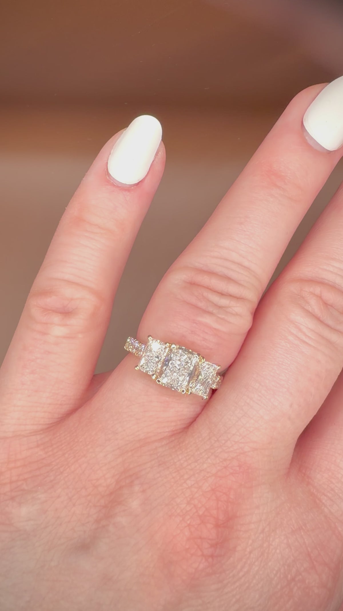 3,01 ct Radiant Trilogy -timanttisormus – 14K keltakulta – IGI videolla sormessa