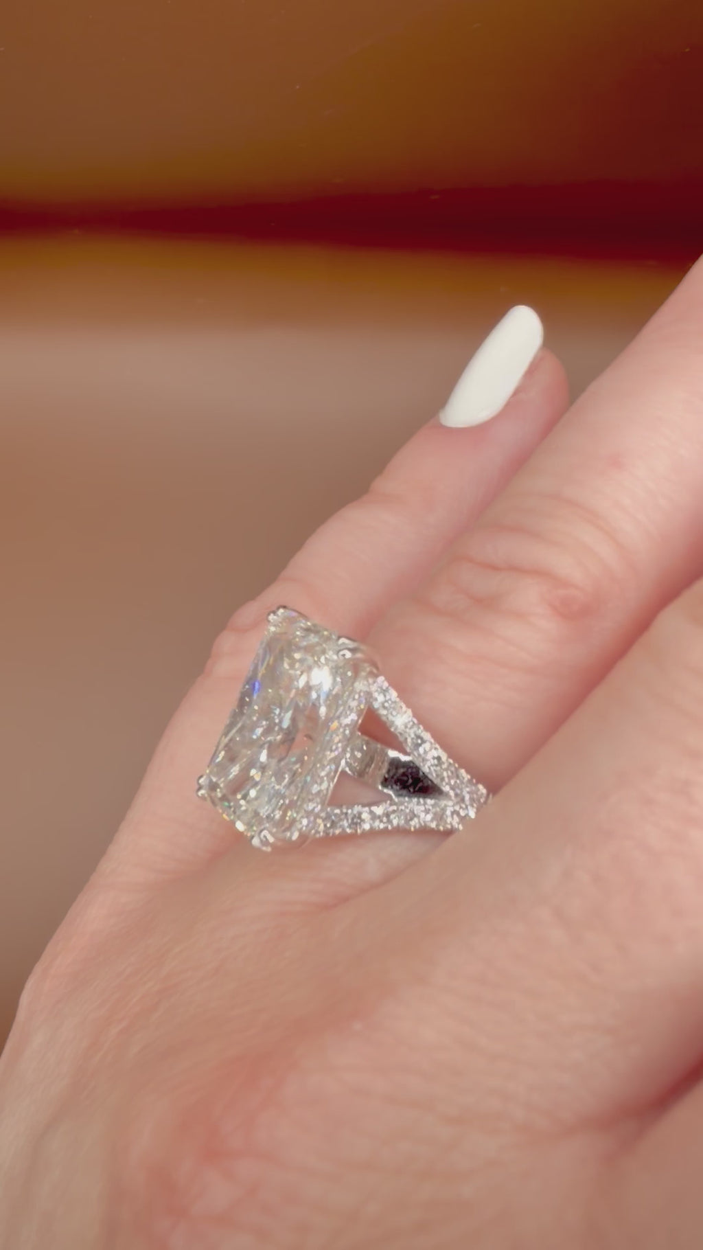 11,02 ct radiant-hiottu laboratoriotimanttisormus 18K valkokullasta, video sormuksesta sormessa