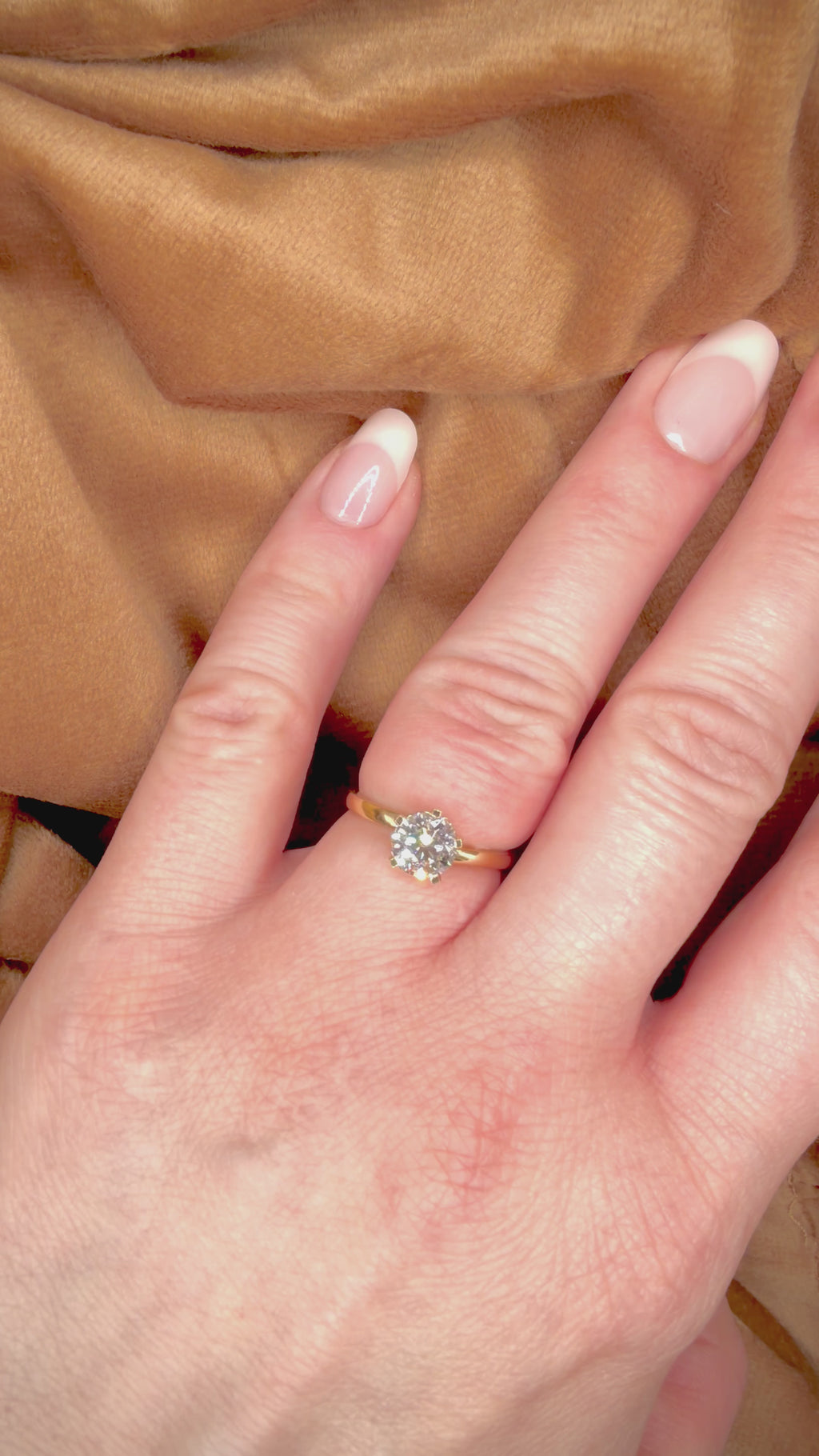 VK Signature Hidden Halo – timanttisormus 1,03 ct, 14K keltakulta sormessa videolla