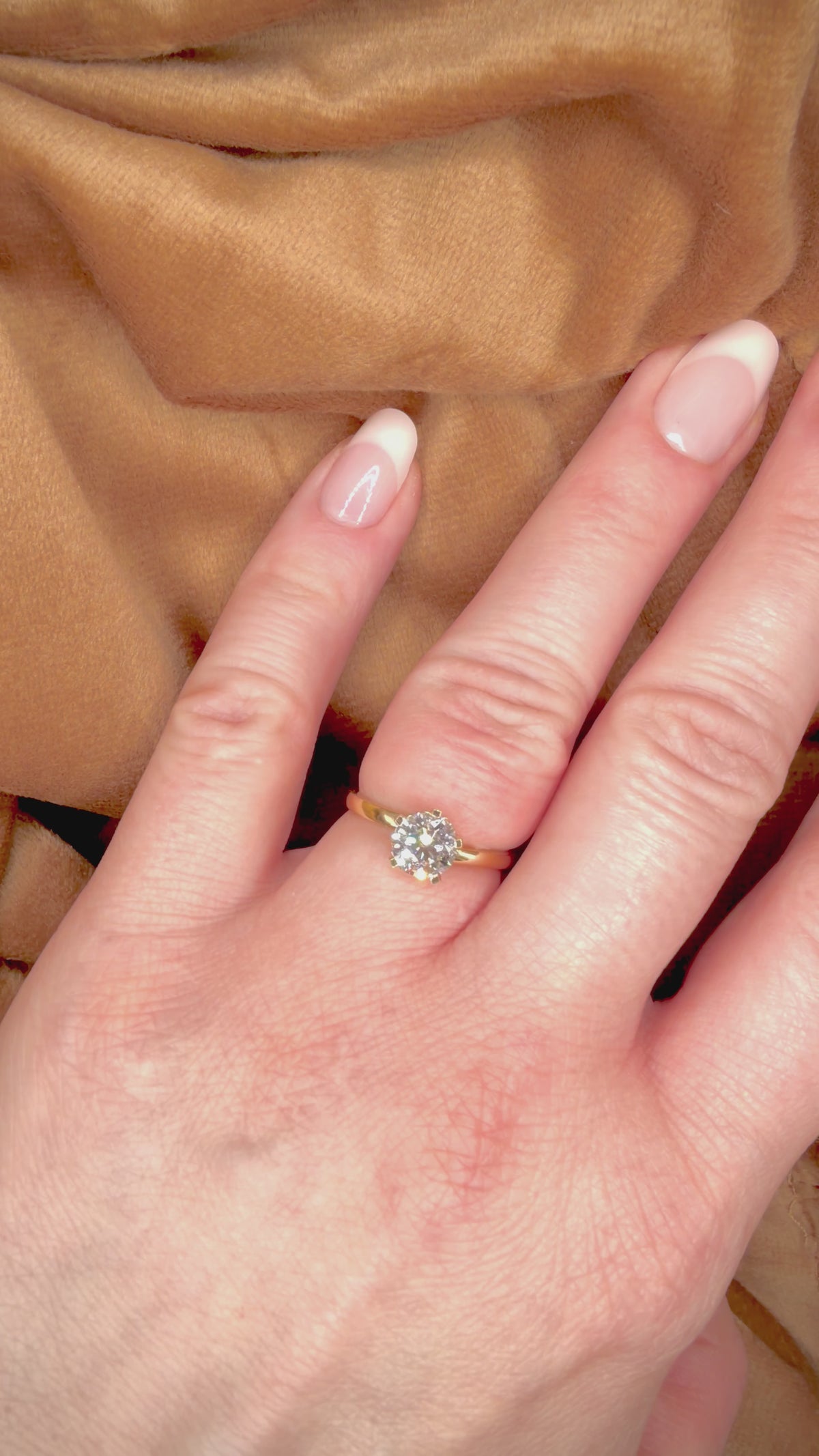 VK Signature Hidden Halo – timanttisormus 1,03 ct, 14K keltakulta sormessa videolla