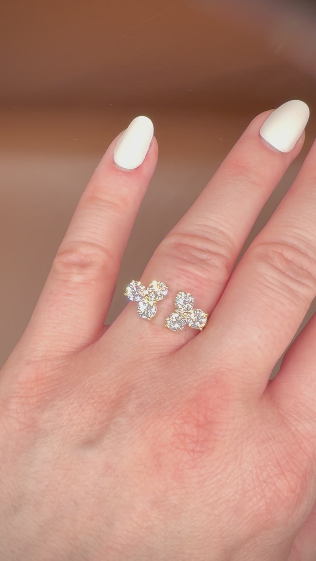 Timanttisormus 2,13 ct:n Luxury Cluster 14k keltakulta videolla sormessa