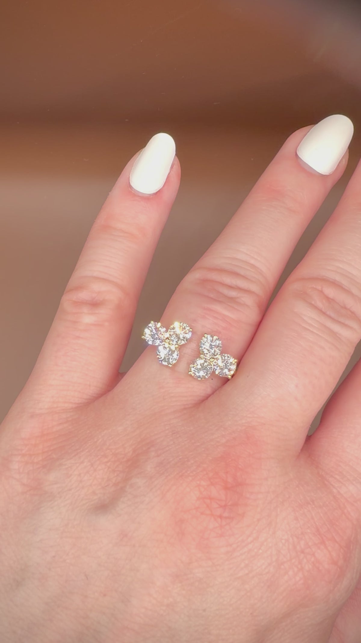 Timanttisormus 2,13 ct:n Luxury Cluster 14k keltakulta videolla sormessa