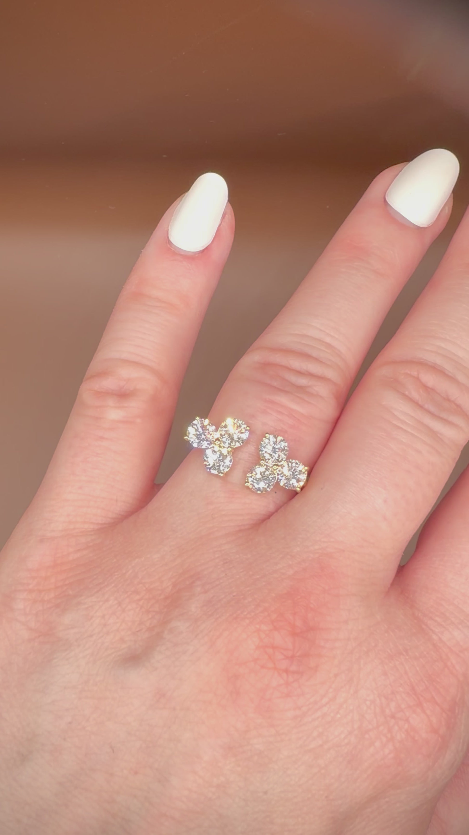 Timanttisormus 2,13 ct:n Luxury Cluster 14k keltakulta videolla sormessa