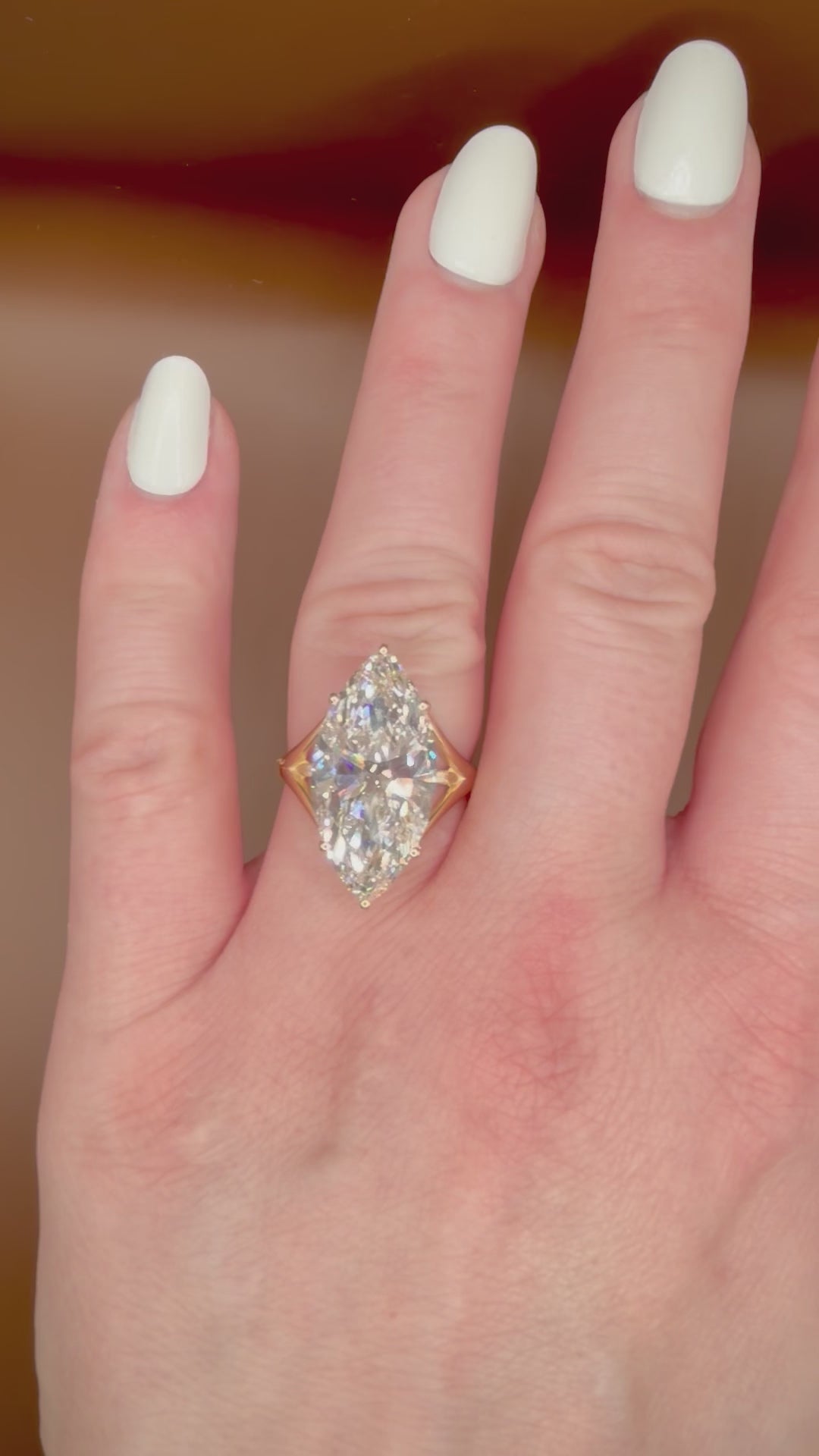 10,09 ct Marquise Cut -timanttisormus sormessa videolla