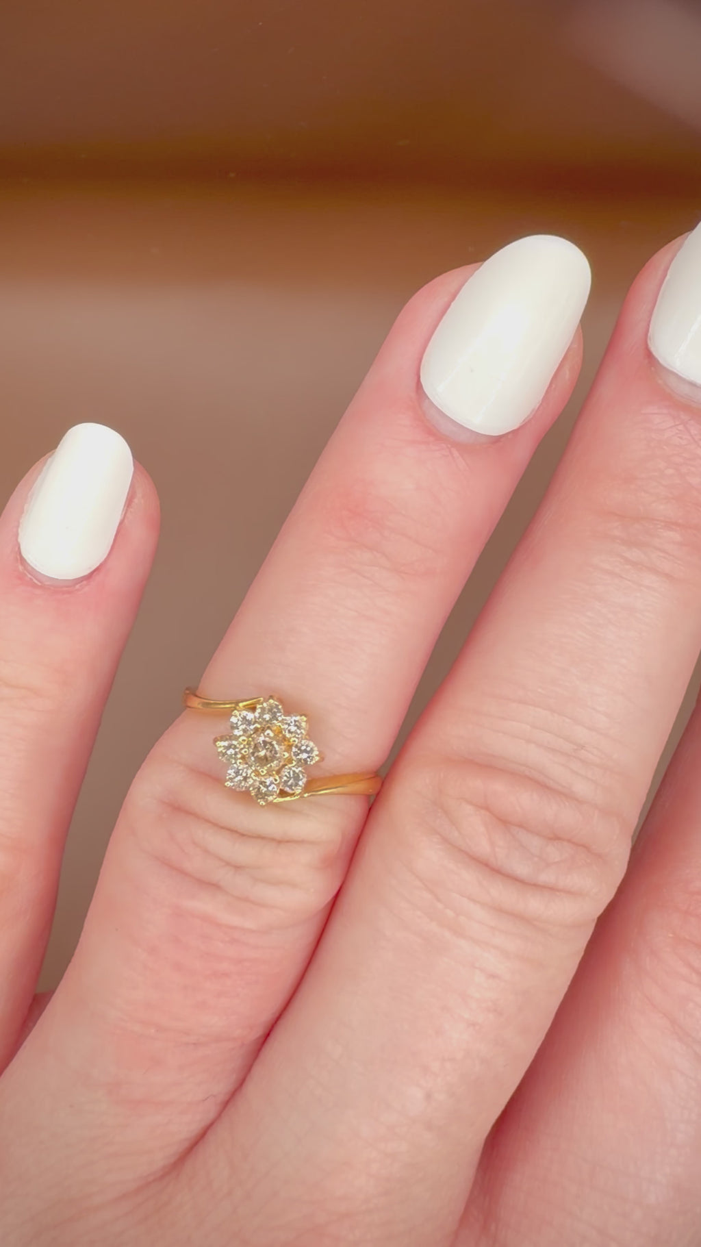 18K Keltakultainen Vintage Flower Cluster -timanttisormus 0,38 ct – Luonnontimantit videolla sormessa