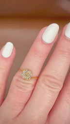 18K Keltakultainen Vintage Flower Cluster -timanttisormus 0,38 ct – Luonnontimantit videolla sormessa